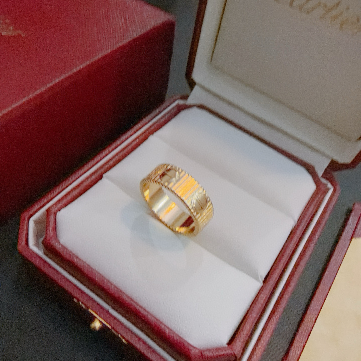 Cartier 卡地亚戒指V金材质系列 品相完美 细节无敌 那种独特的色泽完全无可挑剔 再缀以 指环外形设计