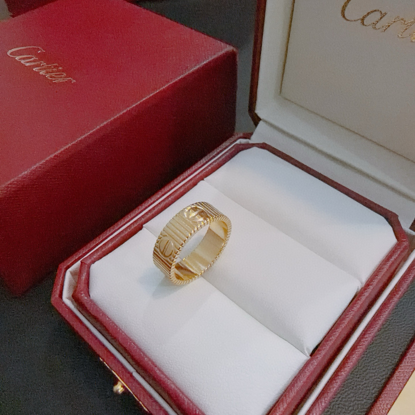 Cartier 卡地亚戒指V金材质系列 品相完美 细节无敌 那种独特的色泽完全无可挑剔 再缀以 指环外形设计