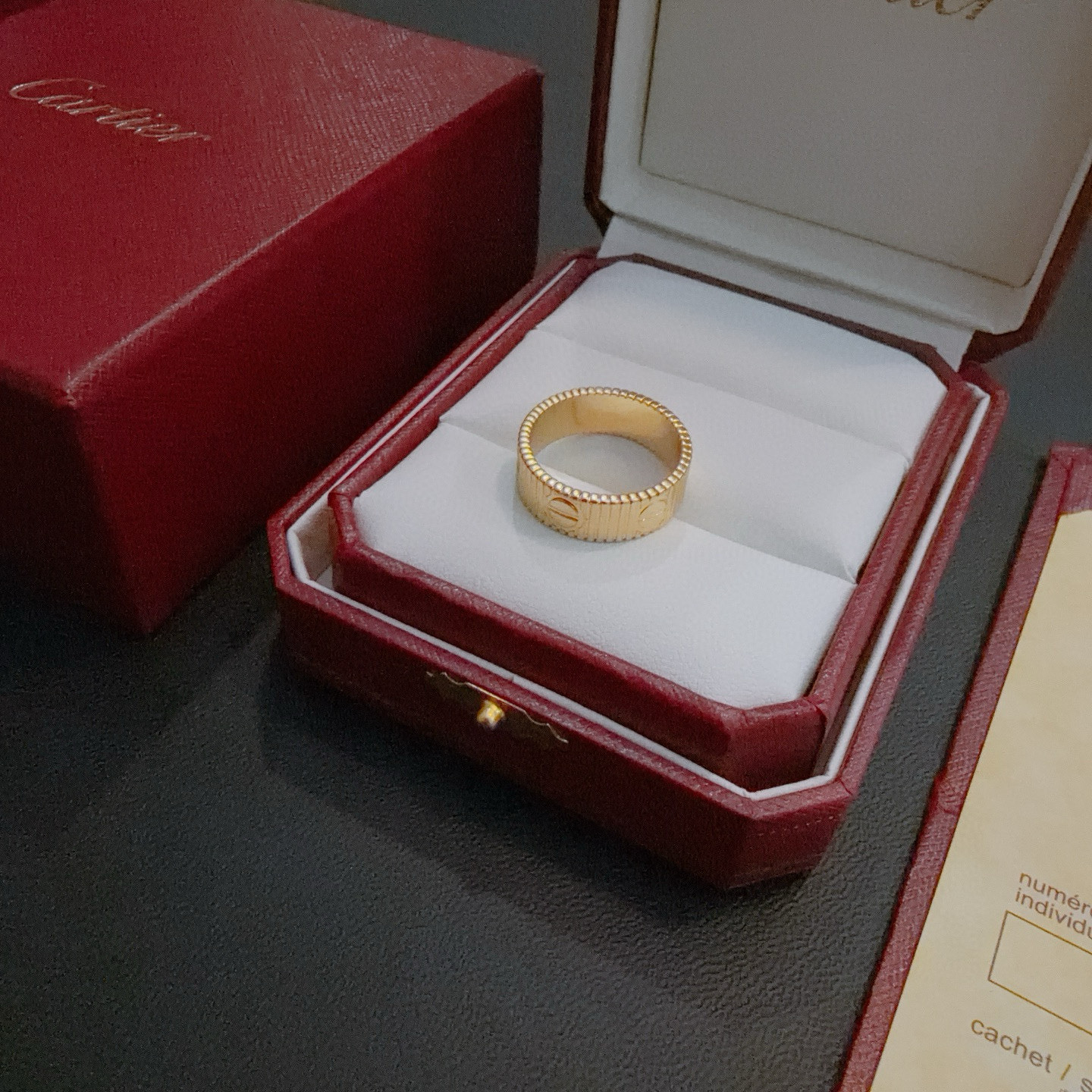 Cartier 卡地亚戒指V金材质系列 品相完美 细节无敌 那种独特的色泽完全无可挑剔 再缀以 指环外形设计