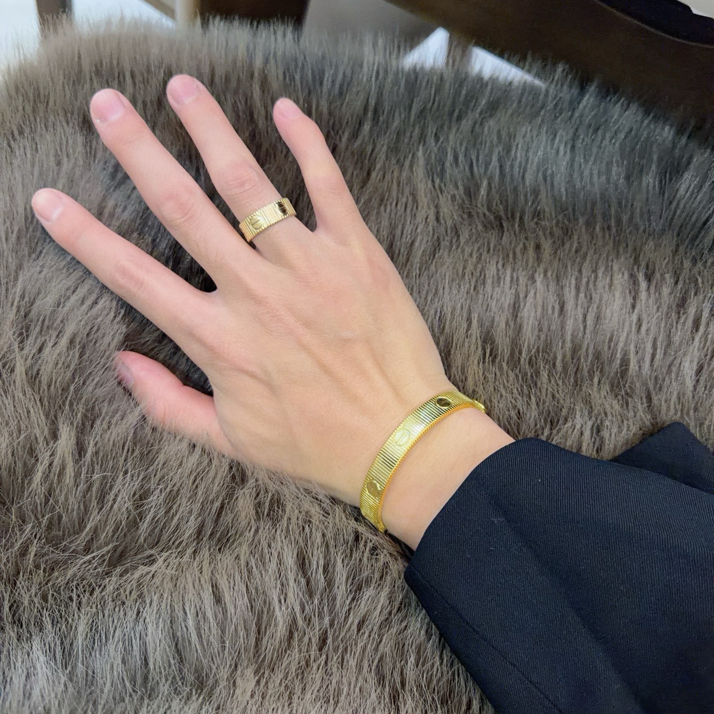 Cartier 卡地亚戒指V金材质系列 品相完美 细节无敌 那种独特的色泽完全无可挑剔 再缀以 指环外形设计