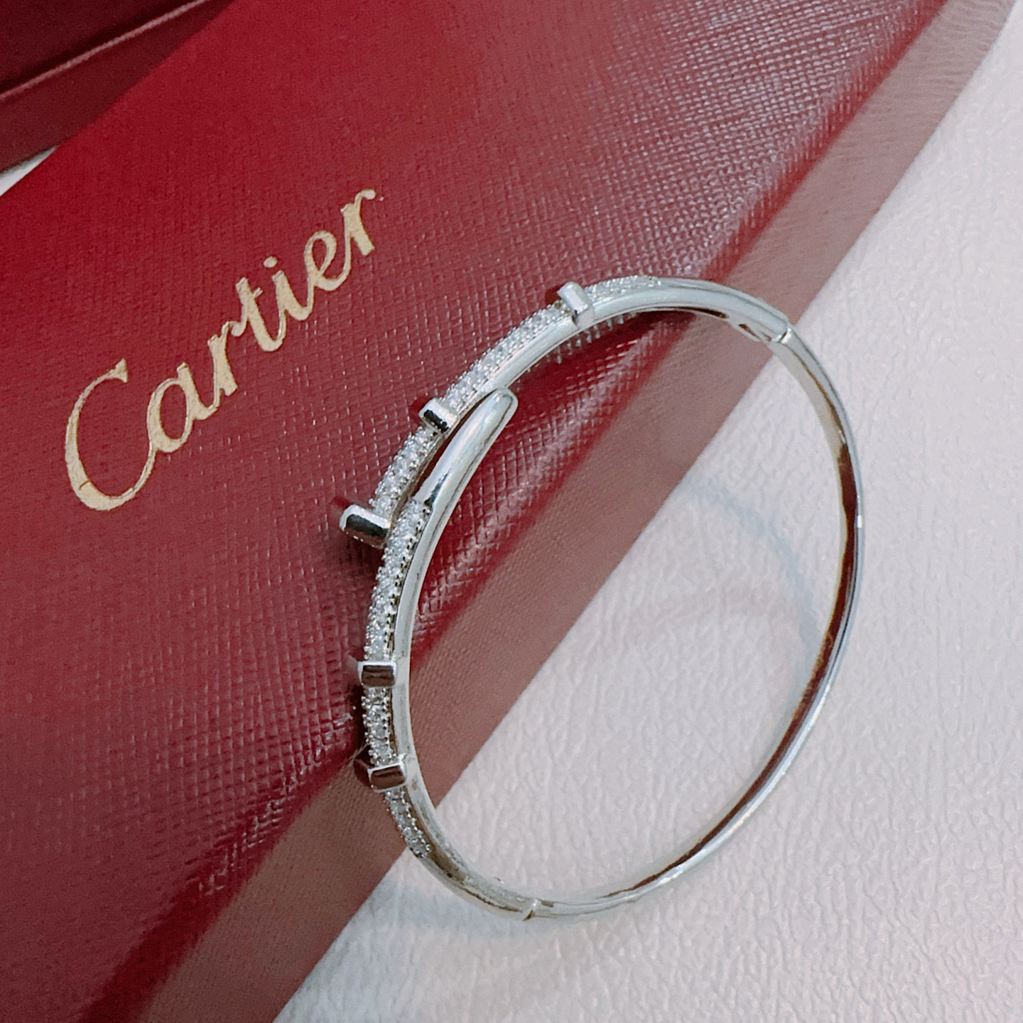 NO:643064,Cartier bracelet bracelet V gold material series, perfect appearance, unparalleled details, the unique color is completely impeccable, and decorated with a classic ring shape design, simple yet elegant and eye-catching, the V gold pure handmade combination is more elegant, elegant and moving. Same style for men and women Cartier bracelet, jewelry boutique, cartier, bracelet, bracelet19860909卡地亚手链手镯V金材质系列 品相完美,细节无敌,那种独特的色泽完全无可挑剔,再缀以经典指环外形设计,简约之余却又优雅夺目,V金纯手工的组合更显气色,上手雅致动人.男女同款 卡地亚手链,饰品精品,cartier,bracelet,bracelet,Jewelry