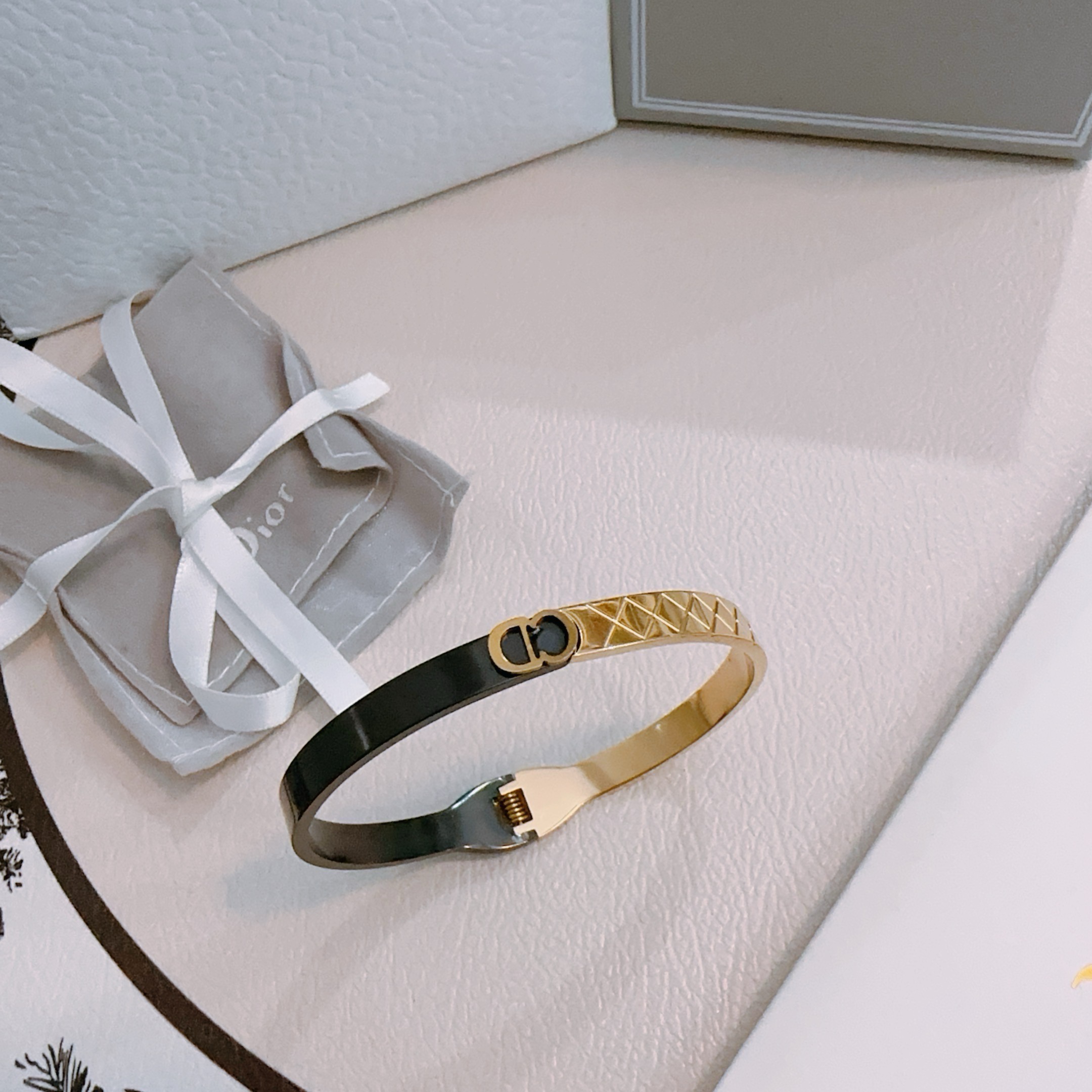 NO:643070,Dior bracelet bracelet, new model, trendy and fashionable must-have, can be worn by both men and women, the same style for couples, trendy and versatile, the same latest style from the official website (steel material), fine jewelry, dior, bracelet, bracelet19860909迪奥手链手镯 新款开模潮流时尚必备 男女均可佩戴 情侣款同款 潮流百搭 官网同款最新款（钢材质）,饰品精品,dior,bracelet,bracelet,Jewelry