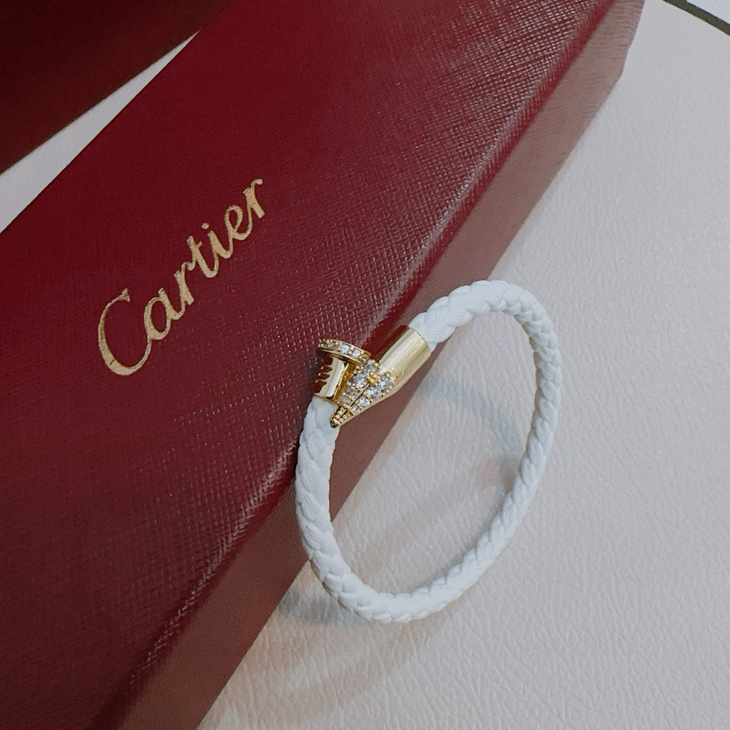 NO:664860,Cartier Bracelet Bracelet V gold cowhide material series is in perfect condition, with unparalleled details. The unique color is completely impeccable, and is decorated with a classic ring shape design. It is simple yet elegant and eye-catching. The pure handmade combination of V gold is more elegant and elegant. Same style for men and women. Cartier bracelet, jewelry boutique, cartier, bracelet, bracelet, cowhide19860909卡地亚手链手镯V金牛皮材质系列 品相完美,细节无敌,那种独特的色泽完全无可挑剔,再缀以经典指环外形设计,简约之余却又优雅夺目,V金纯手工的组合更显气色,上手雅致动人.男女同款 卡地亚手链,饰品精品,cartier,bracelet,bracelet,cowhide,Jewelry