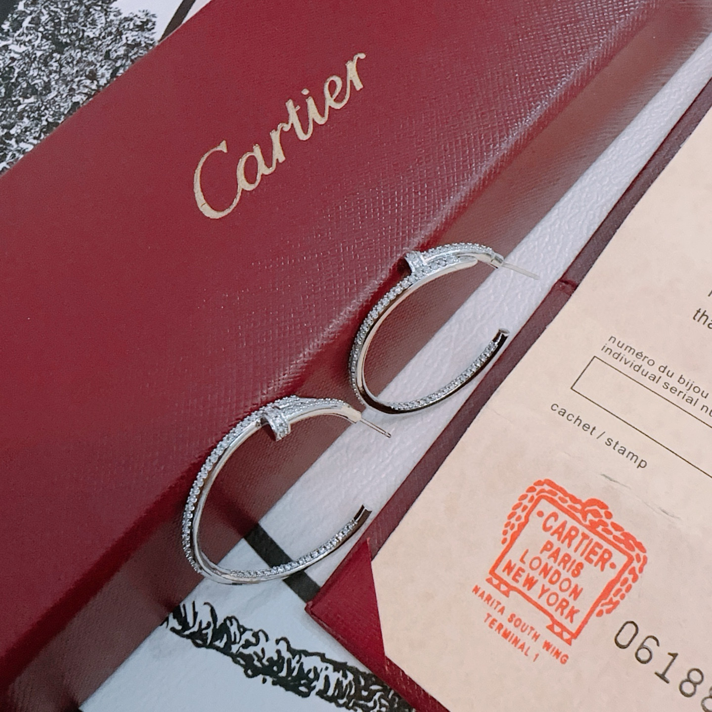 NO:664873,Cartier Earrings V gold material series are in perfect condition, with incomparable details. The unique color is completely impeccable. It is also decorated with a classic ring shape design, which is simple yet elegant and eye-catching. The pure handmade combination of V gold is more elegant and elegant. Same style for men and women. Cartier earrings, jewelry boutique, cartier, earrings19860909卡地亚耳环V金材质系列 品相完美,细节无敌,那种独特的色泽完全无可挑剔,再缀以经典指环外形设计,简约之余却又优雅夺目,V金纯手工的组合更显气色,上手雅致动人.男女同款 卡地亚耳环,饰品精品,cartier,earrings,Jewelry