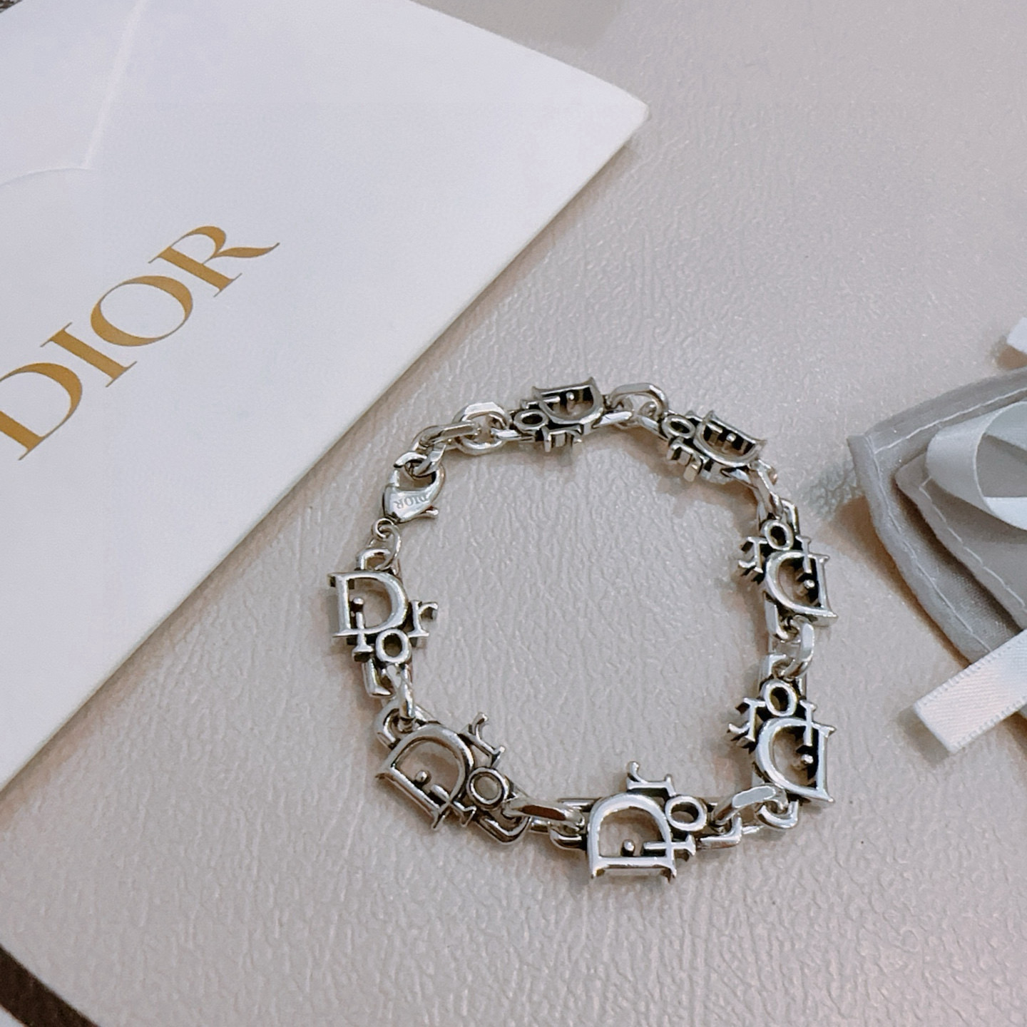 NO:664888,DIOR's new high-quality Dior bracelet original item counter new open mold retro trendy fashion must-have. Can be worn by both men and women. The same style for couples. Rock punk Thai silver style. Retro elements. Trendy and versatile. The same necklace on the official website. The latest chain has a higher grade. Celebrity classic bracelet. Cuban chain series. Retro silver bracelet. Chain length and code number: 22cm, 20cm and 18cm. The length can be changed. The details are distressed. Non-market glossy version. This one has been released. The best-selling model in Dior.  Very easy to match with trendy clothes, fine jewelry, dior, dior, necklace, bracelet19860909DIOR新款高品质迪奥手链原单货专柜新款开模复古潮流时尚必备 男女均可佩戴 情侣款同款 摇滚朋克泰银风格 复古元素 潮流百搭 官网同款项链最新款链条档次更高明星经典款手链古巴链系列复古银手链 链长码数22cm20cm18cm可改长度 细节对版做旧处理 非市面亮面版型 这款一直在出 迪奥里面热卖款 非常好搭配潮流衣服,饰品精品,dior,dior,necklace,bracelet,Jewelry