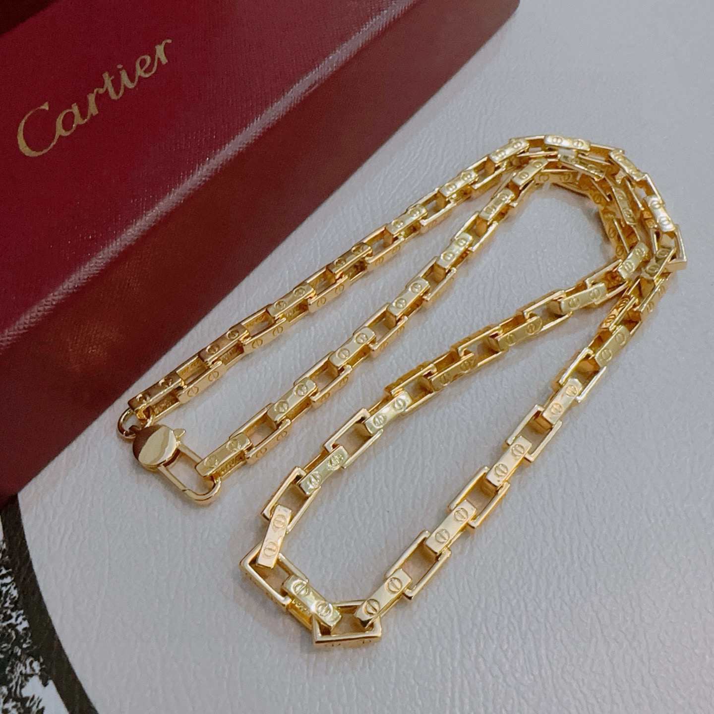 NO:664892,The new Cartier necklace V gold material series is in perfect appearance, with unparalleled details. The unique color is completely impeccable, and is decorated with a classic ring shape design. It is simple yet elegant and eye-catching. The pure handmade combination of V gold is more elegant and elegant. The same style for men and women, fine jewelry, cartier, necklace19860909新款卡地亚项链V金材质系列 品相完美,细节无敌,那种独特的色泽完全无可挑剔,再缀以经典指环外形设计,简约之余却又优雅夺目,V金纯手工的组合更显气色,上手雅致动人.男女同款,饰品精品,cartier,necklace,Jewelry