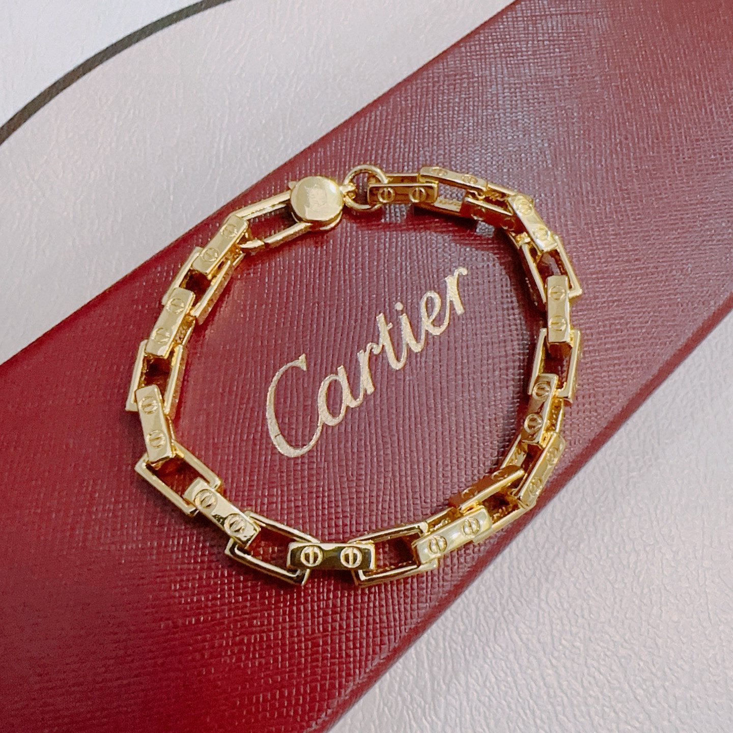 NO:664903,The new Cartier bracelet V gold material series is in perfect condition, with unparalleled details. The unique color is completely impeccable, and is decorated with a classic ring shape design. It is simple yet elegant and eye-catching. The pure handmade combination of V gold is more elegant and elegant. The same style for men and women, boutique jewelry, cartier, bracelet19860909新款卡地亚手链V金材质系列 品相完美,细节无敌,那种独特的色泽完全无可挑剔,再缀以经典指环外形设计,简约之余却又优雅夺目,V金纯手工的组合更显气色,上手雅致动人.男女同款,饰品精品,cartier,bracelet,Jewelry