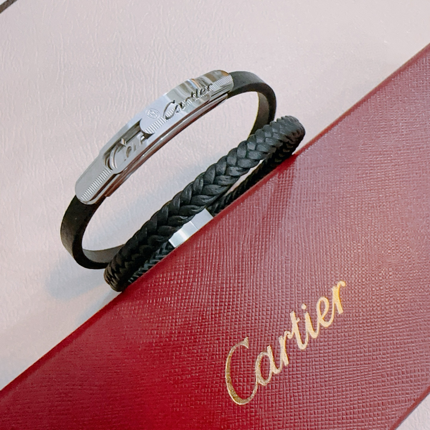 NO:664909,High-quality Cartier cowhide hand rope bracelet original goods counter new open mold retro trendy fashion must-have. Can be worn by both men and women. Same style for couples. Rock punk Thai silver style. Retro elements. Trendy and versatile. Official website same cowhide latest chain. Higher grade. Celebrity classic necklace series retro. Details are distressed. Non-market glossy version. The size is adjustable. This has been a hot seller in Cartier.  Very easy to match with trendy clothes, fine jewelry, cartier, necklace, bracelet, cowhide19860909高品质卡地亚牛皮手绳手链原单货专柜新款开模复古潮流时尚必备 男女均可佩戴 情侣款同款 摇滚朋克泰银风格 复古元素 潮流百搭 官网同款牛皮最新款链条档次更高明星经典款项链系列复古 细节对版做旧处理 非市面亮面版型 码数可调节 这款一直在出 卡地亚里面热卖款 非常好搭配潮流衣服,饰品精品,cartier,necklace,bracelet,cowhide,Jewelry