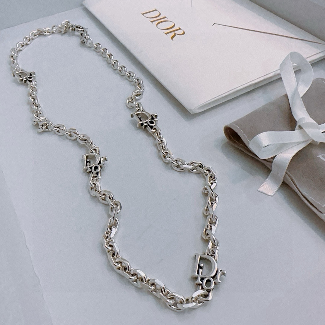 NO:664861,DIOR new model Dior necklace original single goods counter new open mold retro trendy fashion must-have. Can be worn by both men and women. The same style for couples. Rock punk Thai silver style. Retro elements. Trendy and versatile. The latest chain of the same necklace on the official website is higher grade. Star classic necklace series retro silver necklace. The chain length is 60 cm. The length can be changed. The details are distressed. Non-market glossy version. This one has been out. It is a best-selling model in Dior. It is very good to match trendy clothes, high-quality jewelry, dior, dior, necklace.19860909DIOR新款 迪奥项链原单货专柜新款开模复古潮流时尚必备 男女均可佩戴 情侣款同款 摇滚朋克泰银风格 复古元素 潮流百搭 官网同款项链最新款链条档次更高明星经典款项链系列复古银项链 链长60厘米可改长度 细节对版做旧处理 非市面亮面版型 这款一直在出 迪奥里面热卖款 非常好搭配潮流衣服,饰品精品,dior,dior,necklace,Jewelry