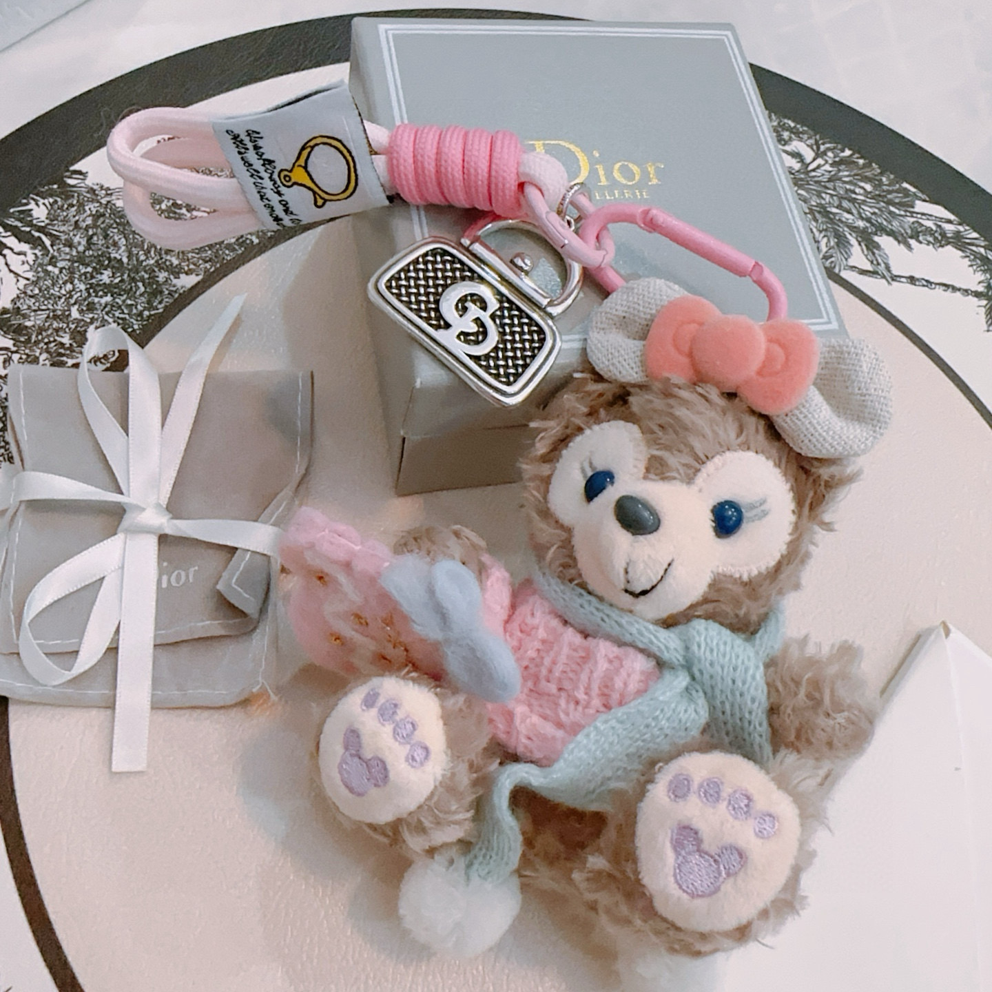 NO:664865,New product release Dior keychain bag buckle The latest bag charm is of a higher grade Stars have the same style Anger Forest series classic models co-branded design concept keychain series The details are distressed The version is not available in the market glossy version This has been out. The best-selling model in Dior Very good match with trendy backpacks, jewelry boutiques, dior, backpacks, keychain19860909新品发布 迪奥钥匙扣 包包扣 最新款包包挂饰档次更高明星同款Anger Forest系列经典款联名设计理念钥匙扣系列 细节对版做旧处理 非市面亮面版型 这款一直在出 迪奥里面热卖款 非常好搭配潮流背包,饰品精品,dior,backpacks,keychain,Jewelry