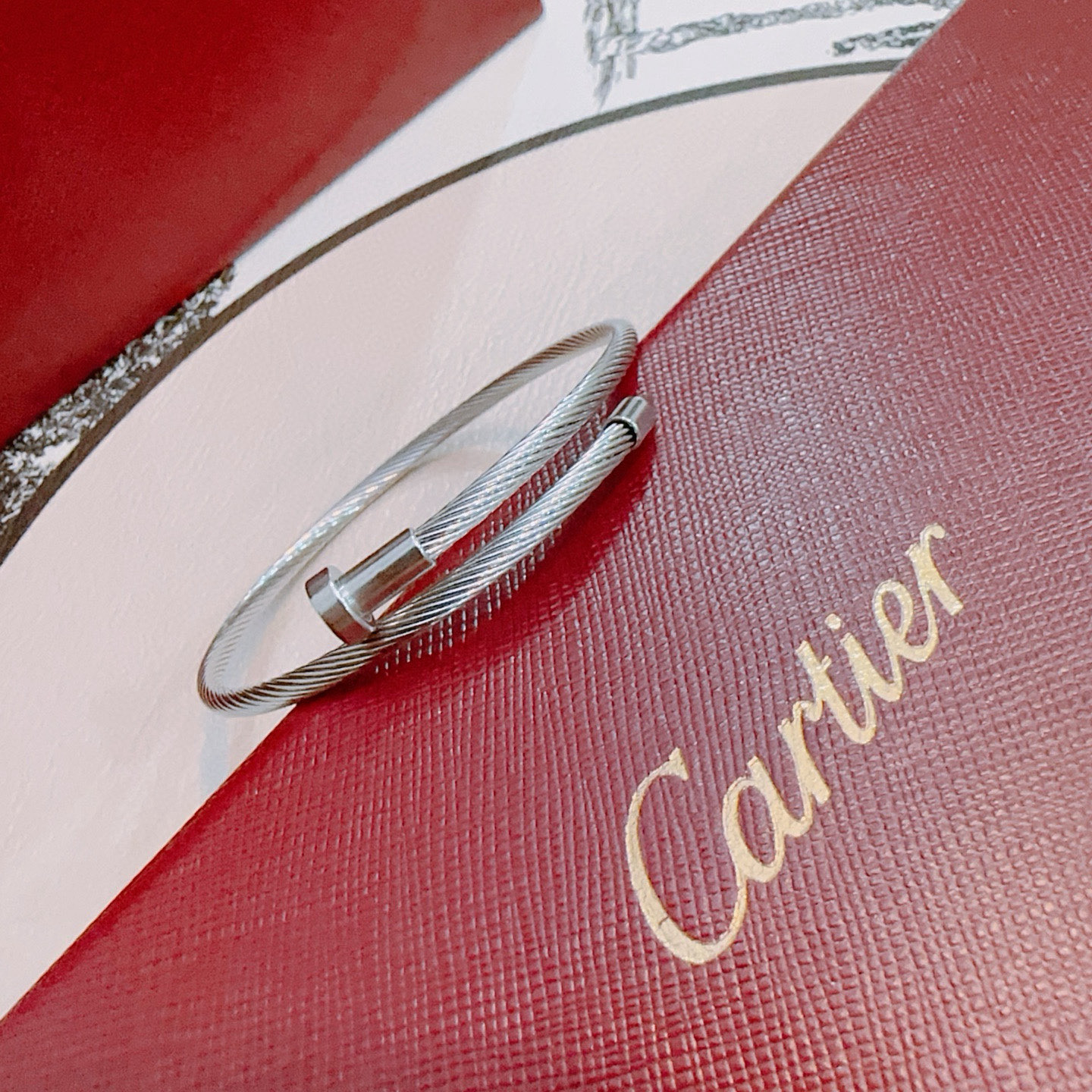 NO:664875,Cartier bracelet bracelet V gold material series, perfect appearance, unparalleled details, the unique color is completely impeccable, and decorated with a classic ring shape design, simple yet elegant and eye-catching, the V gold pure handmade combination is more elegant, elegant and moving. Same style for men and women Cartier bracelet, jewelry boutique, cartier, bracelet, bracelet19860909卡地亚手链手镯V金材质系列 品相完美,细节无敌,那种独特的色泽完全无可挑剔,再缀以经典指环外形设计,简约之余却又优雅夺目,V金纯手工的组合更显气色,上手雅致动人.男女同款 卡地亚手链,饰品精品,cartier,bracelet,bracelet,Jewelry