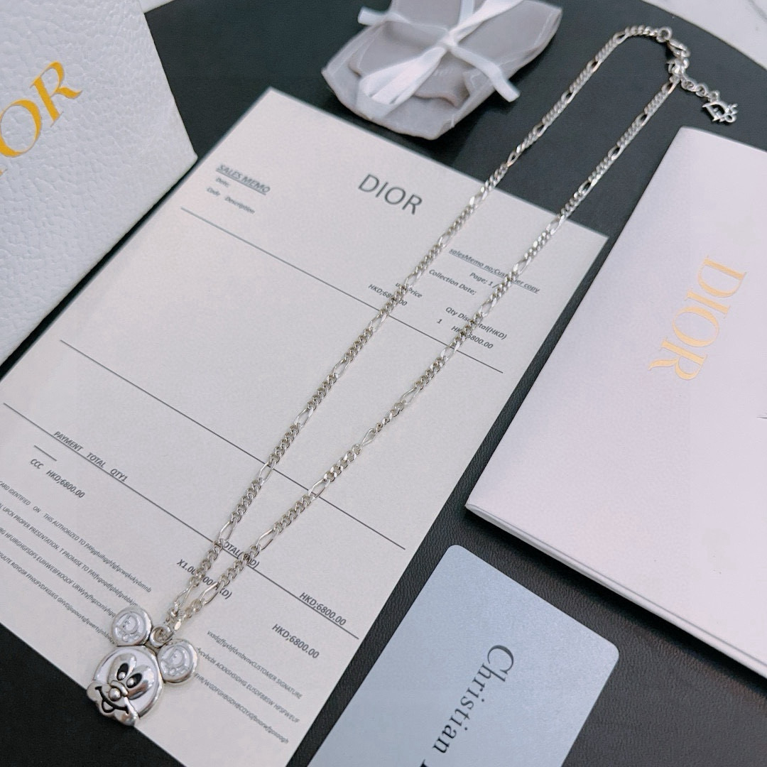 NO:665487,DIOR new model Dior necklace original single goods counter new open mold retro trendy fashion must-have. Can be worn by both men and women. The same style for couples. Rock punk Thai silver style. Retro elements. Trendy and versatile. The latest chain of the same necklace on the official website is higher grade. Star classic necklace series retro silver necklace. The chain length is 60 cm. The length can be changed. The details are distressed. Non-market glossy version. This one has been out. It is a best-selling model in Dior. It is very good to match trendy clothes, high-quality jewelry, dior, dior, necklace.19860909DIOR新款 迪奥项链原单货专柜新款开模复古潮流时尚必备 男女均可佩戴 情侣款同款 摇滚朋克泰银风格 复古元素 潮流百搭 官网同款项链最新款链条档次更高明星经典款项链系列复古银项链 链长60厘米可改长度 细节对版做旧处理 非市面亮面版型 这款一直在出 迪奥里面热卖款 非常好搭配潮流衣服,饰品精品,dior,dior,necklace,Jewelry