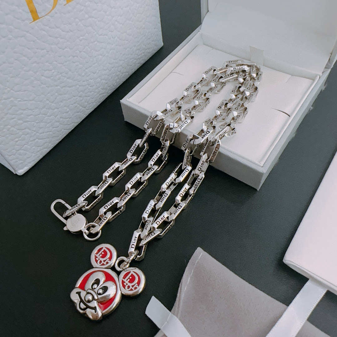 NO:678733,DIOR new model Dior necklace original single goods counter new open mold retro trendy fashion must-have. Can be worn by both men and women. The same style for couples. Rock punk Thai silver style. Retro elements. Trendy and versatile. The latest chain of the same necklace on the official website is higher grade. Star classic necklace series retro silver necklace. The chain length is 60 cm. The length can be changed. The details are distressed. Non-market glossy version. This one has been out. It is a best-selling model in Dior. It is very good to match trendy clothes, high-quality jewelry, dior, dior, necklace.19860909DIOR新款 迪奥项链原单货专柜新款开模复古潮流时尚必备 男女均可佩戴 情侣款同款 摇滚朋克泰银风格 复古元素 潮流百搭 官网同款项链最新款链条档次更高明星经典款项链系列复古银项链 链长60厘米可改长度 细节对版做旧处理 非市面亮面版型 这款一直在出 迪奥里面热卖款 非常好搭配潮流衣服,饰品精品,dior,dior,necklace,Jewelry