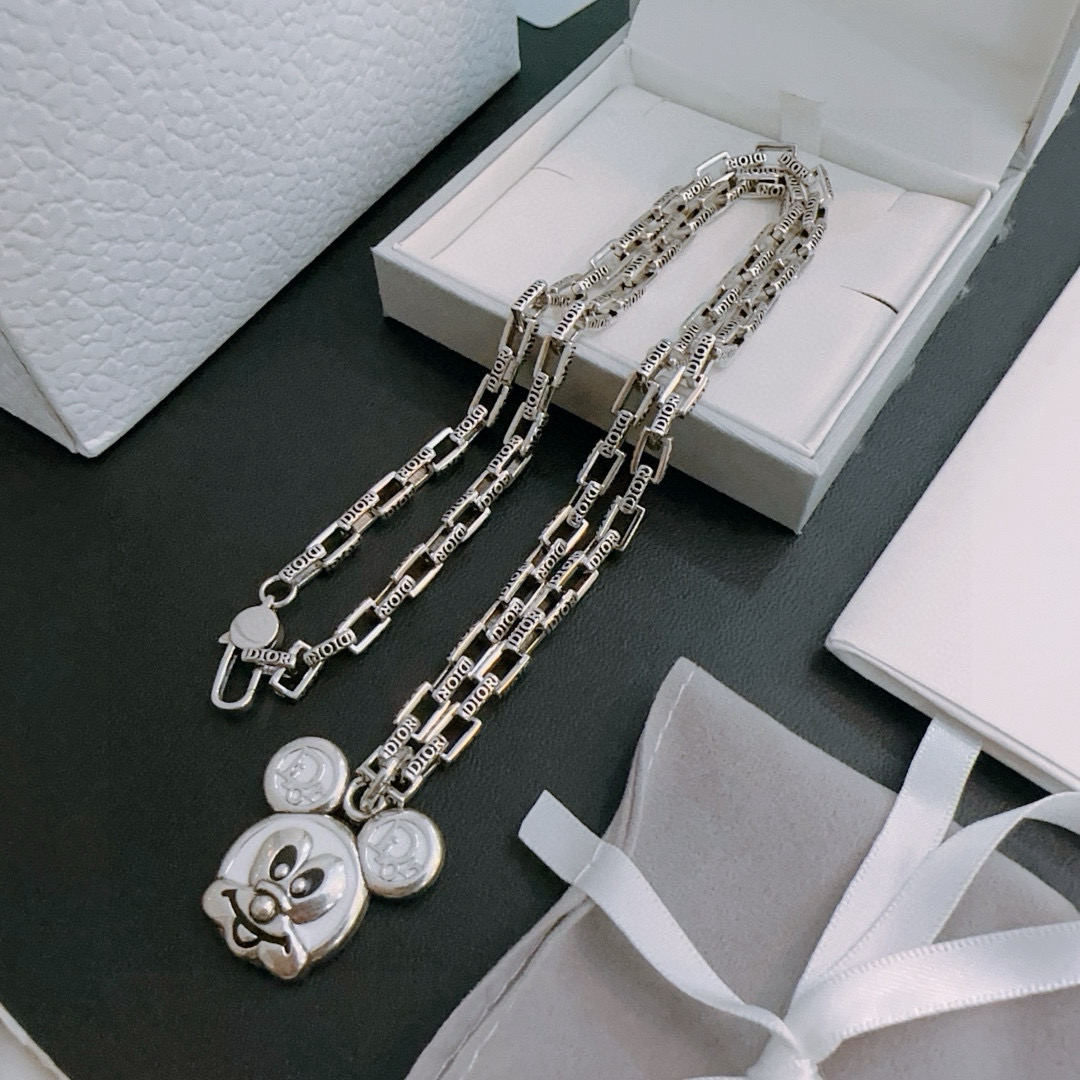 NO:678734,DIOR new model Dior necklace original single goods counter new open mold retro trendy fashion must-have. Can be worn by both men and women. The same style for couples. Rock punk Thai silver style. Retro elements. Trendy and versatile. The latest chain of the same necklace on the official website is higher grade. Celebrity classic necklace series retro silver necklace. The chain length is 55 cm. The length can be changed. The details are distressed. Not available in the market. Glossy version. This one has been out. The best-selling model in Dior. Very good match with trendy clothes, high-quality jewelry, dior, dior, necklace.19860909DIOR新款 迪奥项链原单货专柜新款开模复古潮流时尚必备 男女均可佩戴 情侣款同款 摇滚朋克泰银风格 复古元素 潮流百搭 官网同款项链最新款链条档次更高明星经典款项链系列复古银项链 链长55厘米可改长度 细节对版做旧处理 非市面亮面版型 这款一直在出 迪奥里面热卖款 非常好搭配潮流衣服,饰品精品,dior,dior,necklace,Jewelry