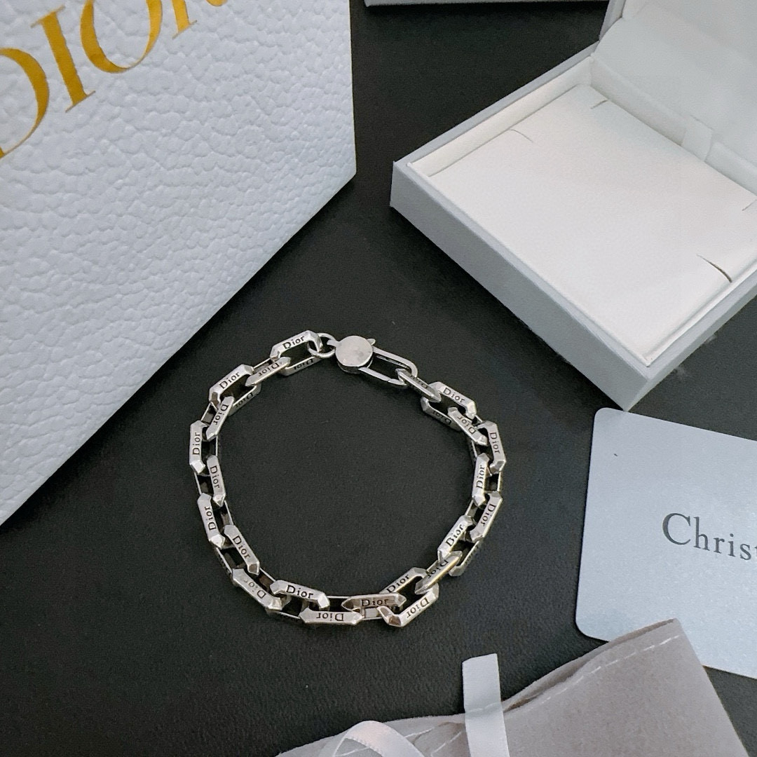 NO:678744,DIOR's new high-quality Dior bracelet original item counter new open mold retro trendy fashion must-have. Can be worn by both men and women. The same style for couples. Rock punk Thai silver style. Retro elements. Trendy and versatile. The same necklace on the official website. The latest chain has a higher grade. Celebrity classic bracelet. Cuban chain series. Retro silver bracelet. Chain length and code number: 22cm, 20cm and 18cm. The length can be changed. The details are distressed. Non-market glossy version. This one has been released. The best-selling model in Dior.  Very easy to match with trendy clothes, fine jewelry, dior, dior, necklace, bracelet19860909DIOR新款高品质迪奥手链原单货专柜新款开模复古潮流时尚必备 男女均可佩戴 情侣款同款 摇滚朋克泰银风格 复古元素 潮流百搭 官网同款项链最新款链条档次更高明星经典款手链古巴链系列复古银手链 链长码数22cm20cm18cm可改长度 细节对版做旧处理 非市面亮面版型 这款一直在出 迪奥里面热卖款 非常好搭配潮流衣服,饰品精品,dior,dior,necklace,bracelet,Jewelry