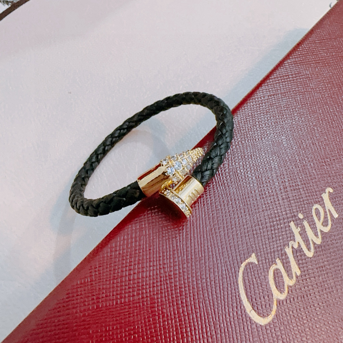 NO:678752,Cartier Bracelet Bracelet V gold cowhide material series is in perfect condition, with unparalleled details. The unique color is completely impeccable, and is decorated with a classic ring shape design. It is simple yet elegant and eye-catching. The pure handmade combination of V gold is more elegant and elegant. Same style for men and women. Cartier bracelet, jewelry boutique, cartier, bracelet, bracelet, cowhide19860909卡地亚手链手镯V金牛皮材质系列 品相完美,细节无敌,那种独特的色泽完全无可挑剔,再缀以经典指环外形设计,简约之余却又优雅夺目,V金纯手工的组合更显气色,上手雅致动人.男女同款 卡地亚手链,饰品精品,cartier,bracelet,bracelet,cowhide,Jewelry