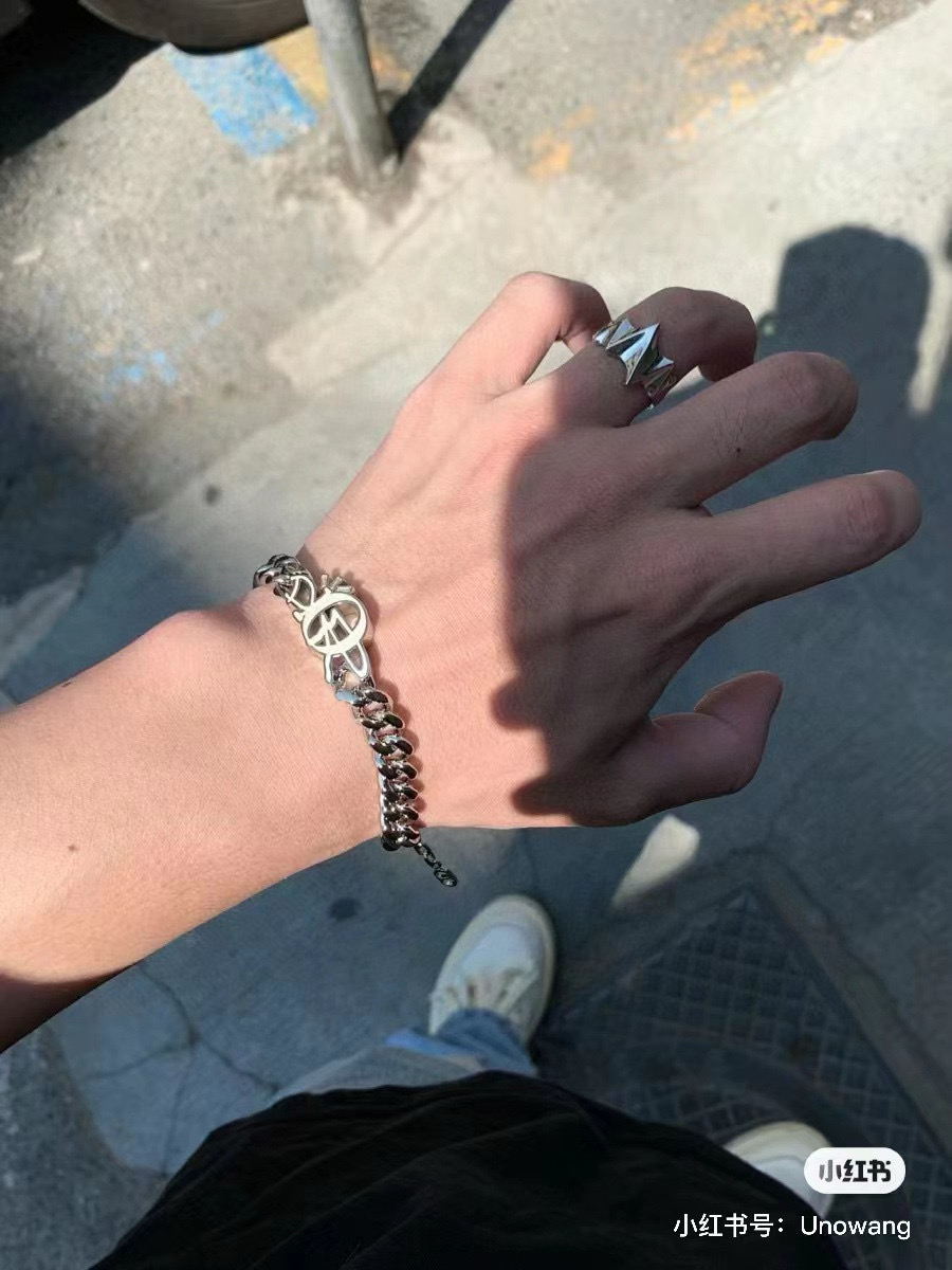 NO:678768,DIOR's new high-quality Dior bracelet original item counter new open mold retro trendy fashion must-have. Can be worn by both men and women. The same style for couples. Rock punk Thai silver style. Retro elements. Trendy and versatile. The same necklace on the official website. The latest chain has a higher grade. Celebrity classic bracelet. Cuban chain series. Retro silver bracelet. Chain length and code number: 22cm, 20cm and 18cm. The length can be changed. The details are distressed. Non-market glossy version. This one has been released. The best-selling model in Dior.  Very easy to match with trendy clothes, fine jewelry, dior, dior, necklace, bracelet19860909DIOR新款高品质迪奥手链原单货专柜新款开模复古潮流时尚必备 男女均可佩戴 情侣款同款 摇滚朋克泰银风格 复古元素 潮流百搭 官网同款项链最新款链条档次更高明星经典款手链古巴链系列复古银手链 链长码数22cm20cm18cm可改长度 细节对版做旧处理 非市面亮面版型 这款一直在出 迪奥里面热卖款 非常好搭配潮流衣服,饰品精品,dior,dior,necklace,bracelet,Jewelry