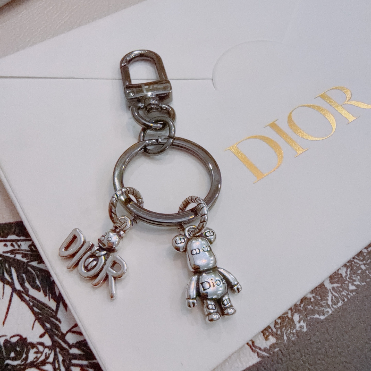 NO:678776,New product release Dior keychain bag buckle The latest bag charms are of a higher grade Stars have the same style Anger Forest series classic models co-branded design concept keychain series The details are distressed The version is not available in the market glossy version This has been out. The best-selling model in Dior Very good match with trendy backpacks, jewelry boutiques, dior, backpacks, keychain19860909新品发布 迪奥钥匙扣 包包扣 最新款包包挂饰档次更高明星同款Anger Forest系列经典款联名设计理念钥匙扣系列 细节对版做旧处理 非市面亮面版型 这款一直在出 迪奥里面热卖款 非常好搭配潮流背包,饰品精品,dior,backpacks,keychain,Jewelry