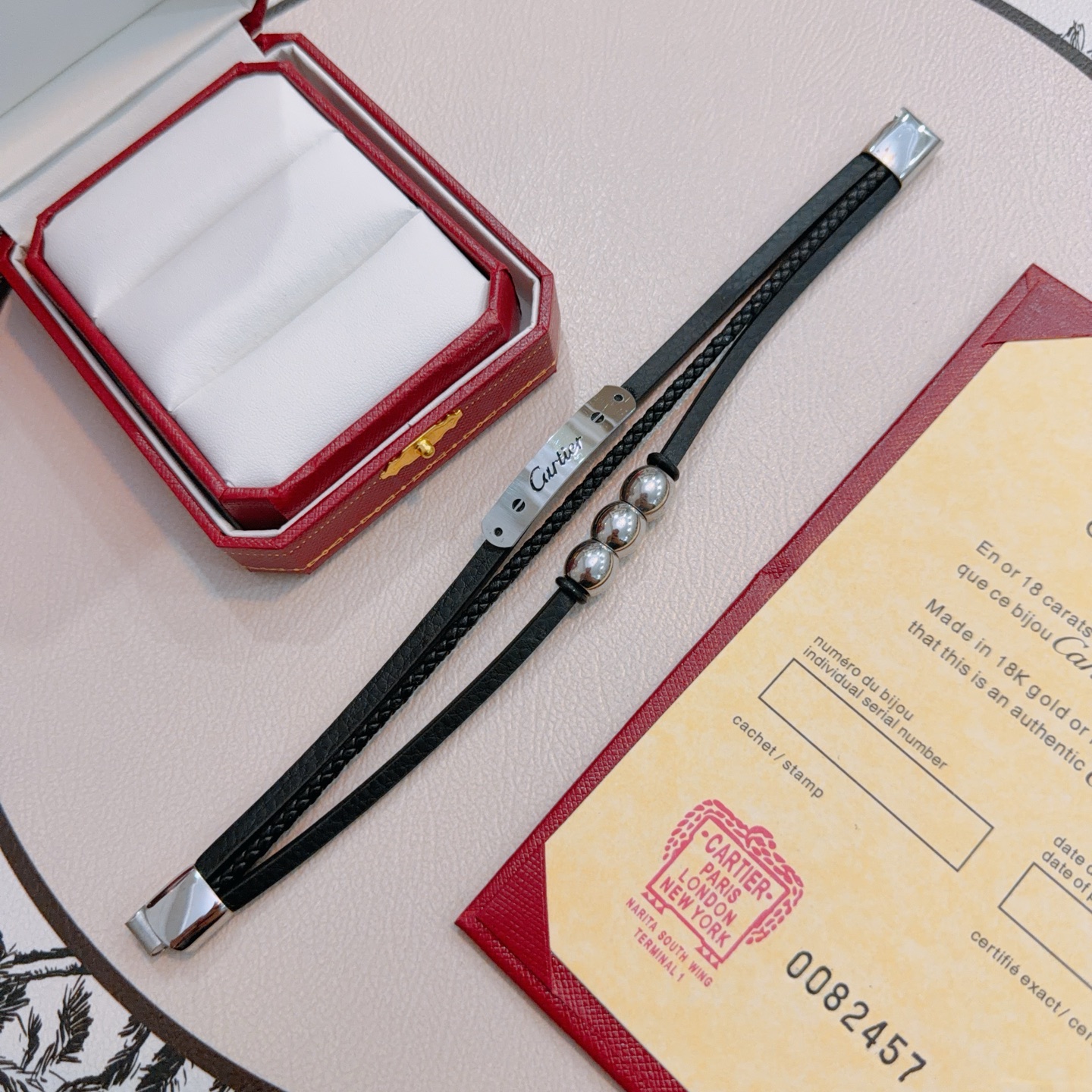 NO:678774,High-quality Cartier cowhide hand rope bracelet original goods counter new open mold retro trendy fashion must-have. Can be worn by both men and women. Same style for couples. Rock punk Thai silver style. Retro elements. Trendy and versatile. Official website same cowhide latest chain. Higher grade. Celebrity classic necklace series retro. Details are distressed. Non-market glossy version. The size is adjustable. This has been a hot seller in Cartier.  Very easy to match with trendy clothes, fine jewelry, cartier, necklace, bracelet, cowhide19860909高品质卡地亚牛皮手绳手链原单货专柜新款开模复古潮流时尚必备 男女均可佩戴 情侣款同款 摇滚朋克泰银风格 复古元素 潮流百搭 官网同款牛皮最新款链条档次更高明星经典款项链系列复古 细节对版做旧处理 非市面亮面版型 码数可调节 这款一直在出 卡地亚里面热卖款 非常好搭配潮流衣服,饰品精品,cartier,necklace,bracelet,cowhide,Jewelry