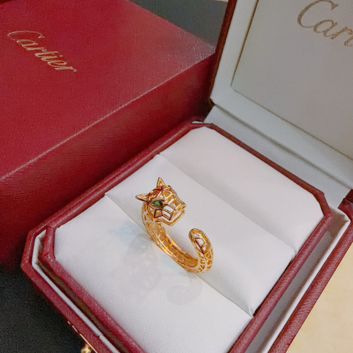 Cartier 卡地亚戒指V金材质系列 品相完美 细节无敌 那种独特的色泽完全无可挑剔 再缀以 指环外形设计
