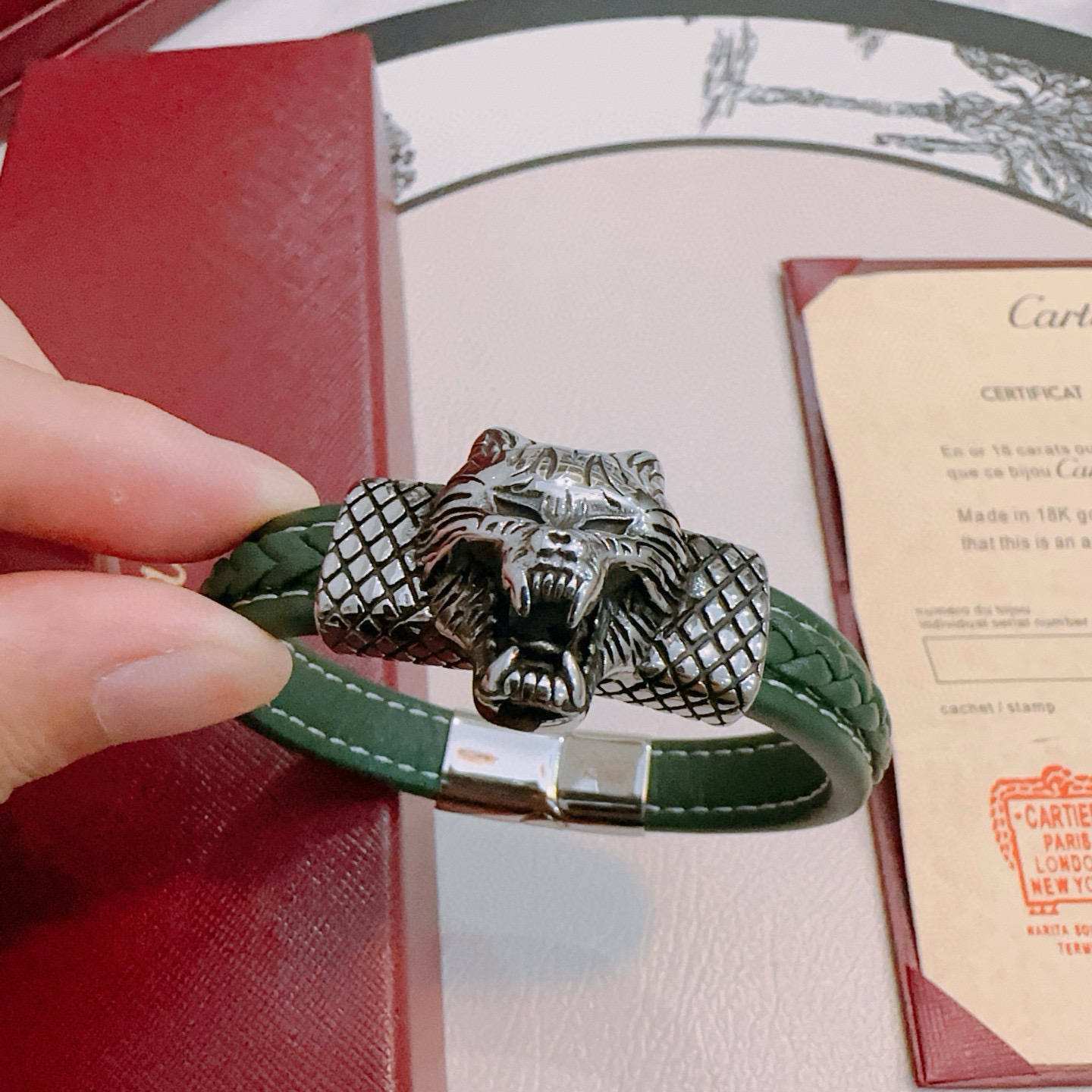 NO:678770,Cartier Bracelet Bracelet V gold cowhide material series is in perfect condition, with unparalleled details. The unique color is completely impeccable, and is decorated with a classic ring shape design. It is simple yet elegant and eye-catching. The pure handmade combination of V gold is more elegant and elegant. Same style for men and women. Cartier bracelet, jewelry boutique, cartier, bracelet, bracelet, cowhide19860909卡地亚手链手镯V金牛皮材质系列 品相完美,细节无敌,那种独特的色泽完全无可挑剔,再缀以经典指环外形设计,简约之余却又优雅夺目,V金纯手工的组合更显气色,上手雅致动人.男女同款 卡地亚手链,饰品精品,cartier,bracelet,bracelet,cowhide,Jewelry