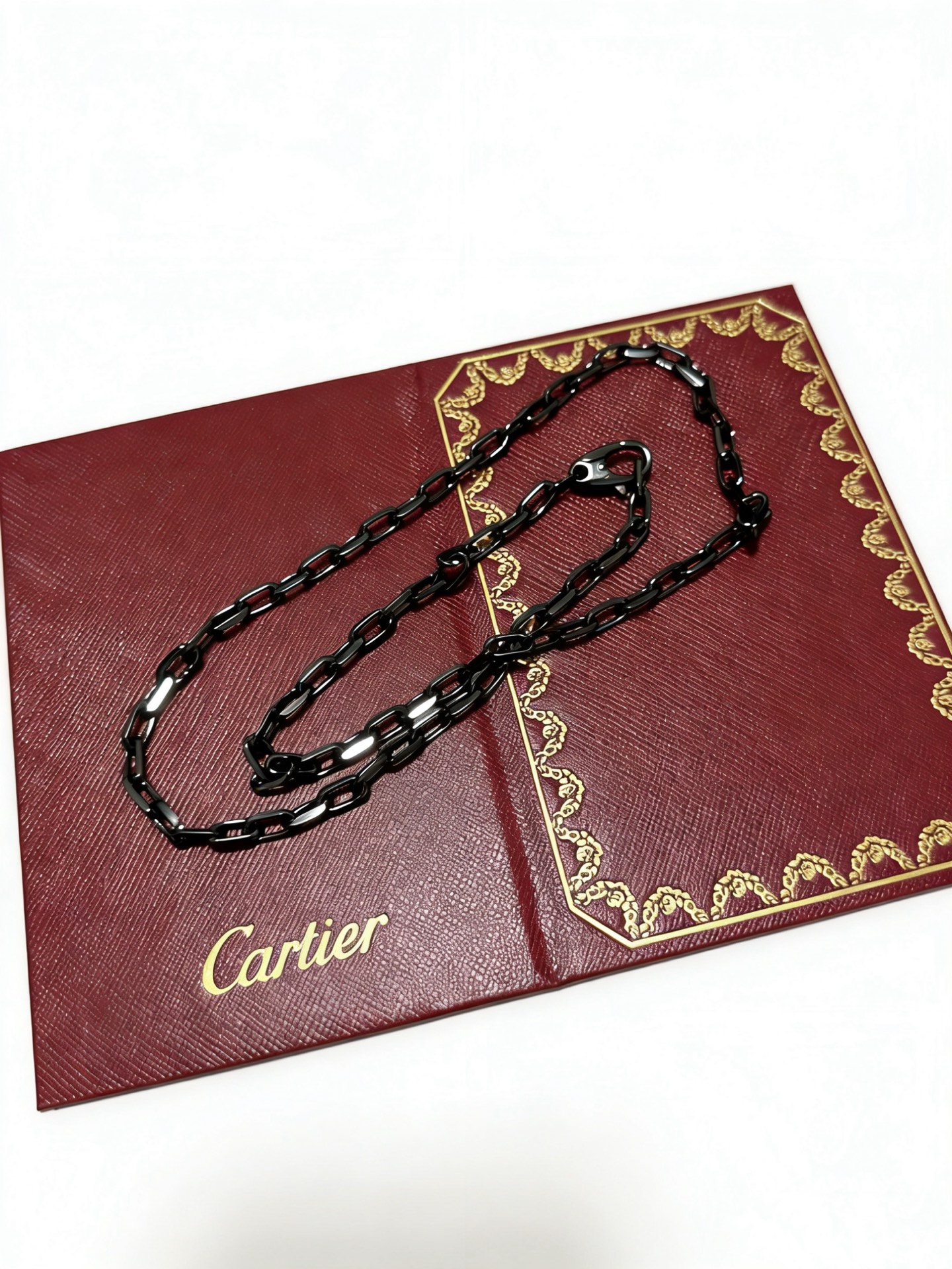 Cartier 卡地亚项链V金材质系列 品相完美 细节无敌 那种独特的色泽完全无可挑剔 再缀以 指环外形设计