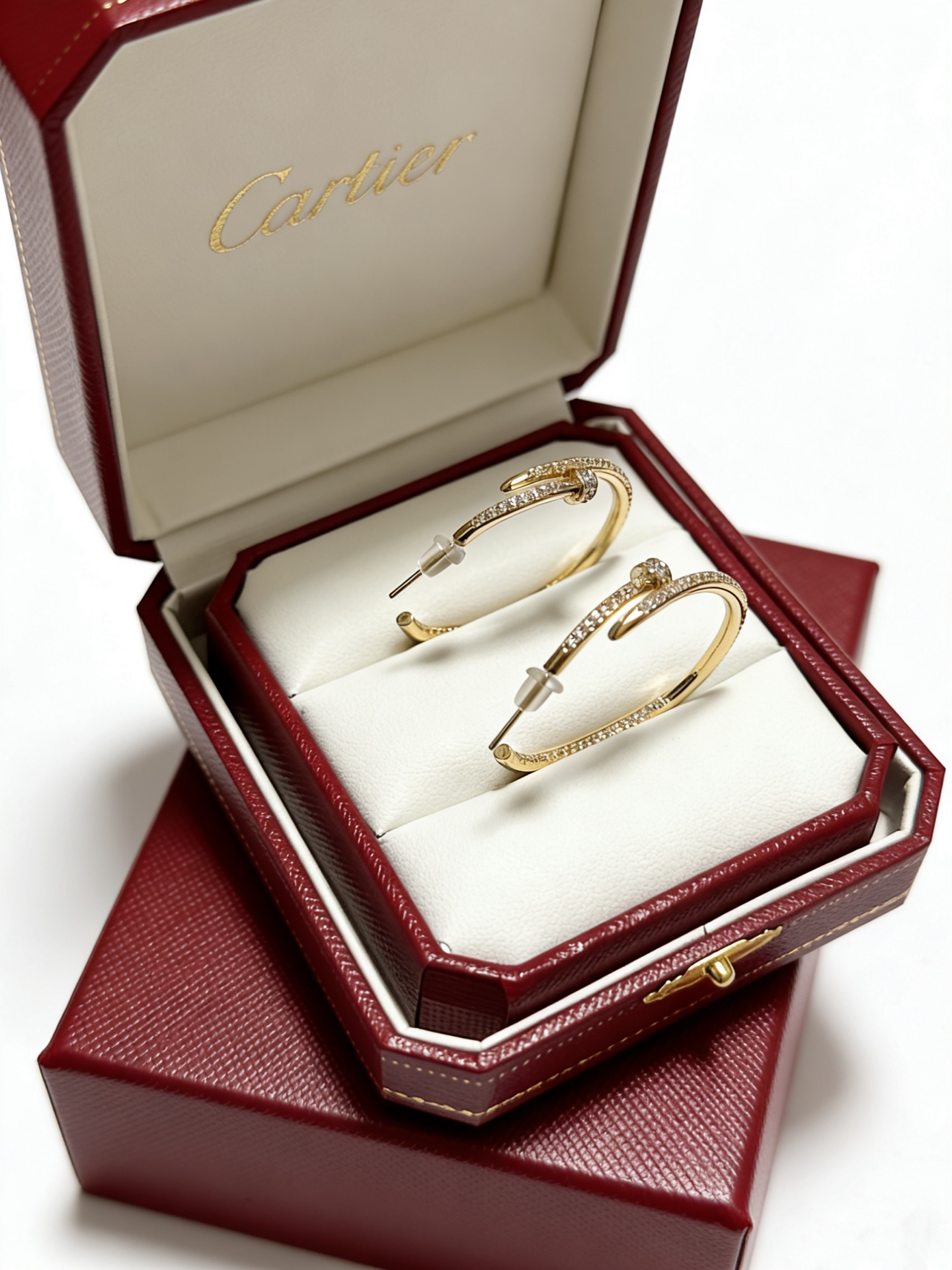 NO:678777,Cartier Earrings V gold material series are in perfect condition, with incomparable details. The unique color is completely impeccable. It is also decorated with a classic ring shape design, which is simple yet elegant and eye-catching. The pure handmade combination of V gold is more elegant and elegant. Same style for men and women. Cartier earrings, jewelry boutique, cartier, earrings19860909卡地亚耳环V金材质系列 品相完美,细节无敌,那种独特的色泽完全无可挑剔,再缀以经典指环外形设计,简约之余却又优雅夺目,V金纯手工的组合更显气色,上手雅致动人.男女同款 卡地亚耳环,饰品精品,cartier,earrings,Jewelry