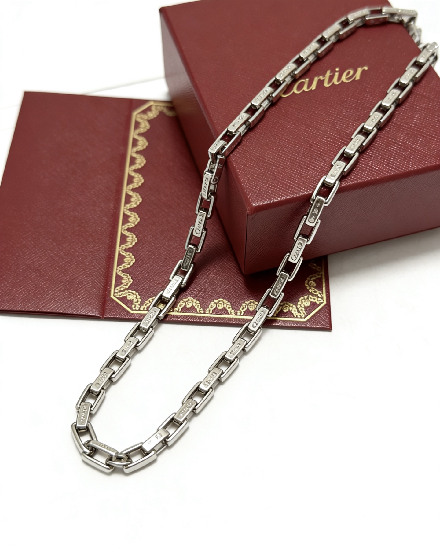 Cartier 新款卡地亚项链V金材质系列 品相完美 细节无敌 那种独特的色泽完全无可挑剔 再缀以 指环外形设计