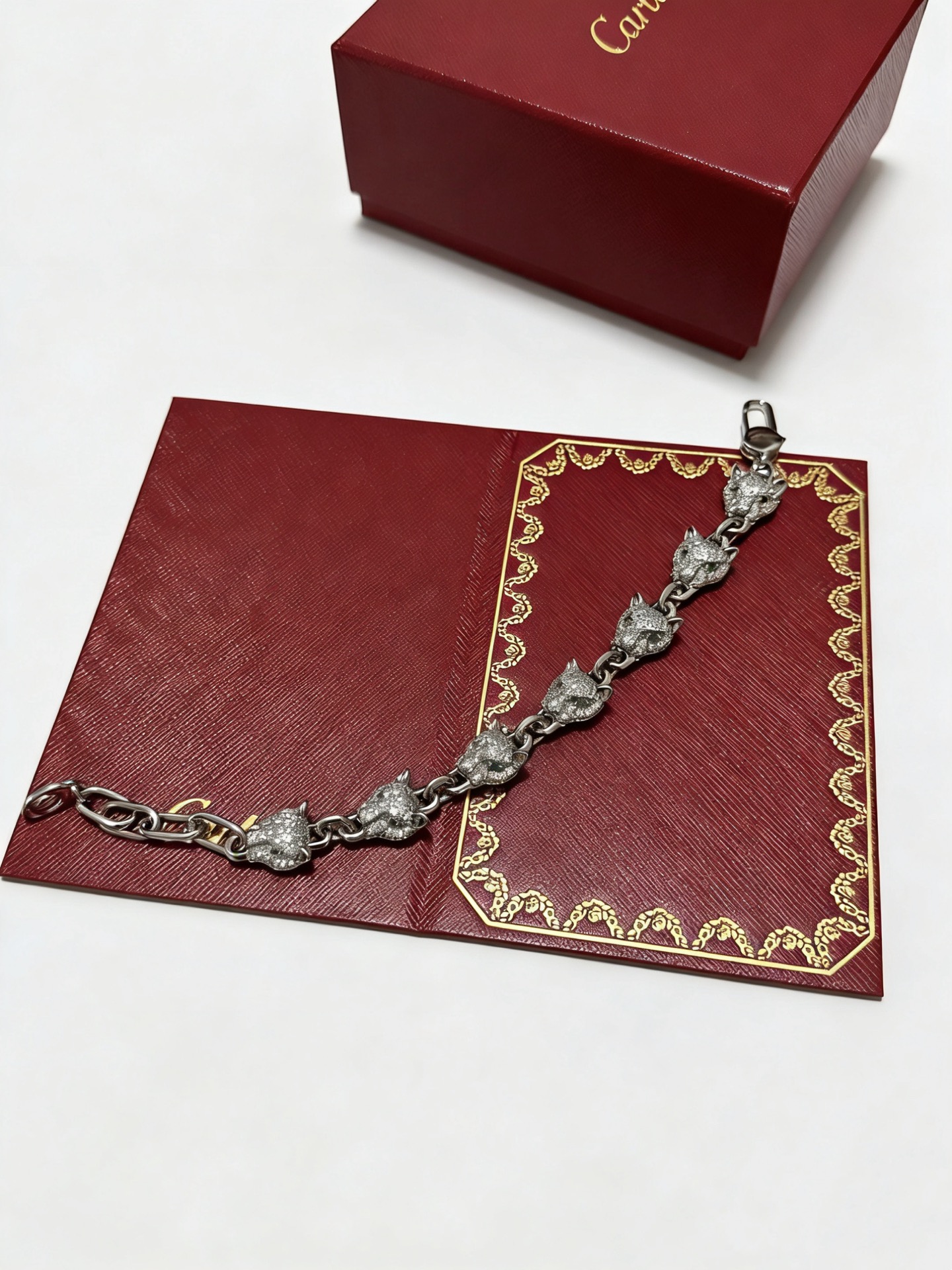 Cartier 新款卡地亚手链V金材质系列 品相完美 细节无敌 那种独特的色泽完全无可挑剔 再缀以 指环外形设计