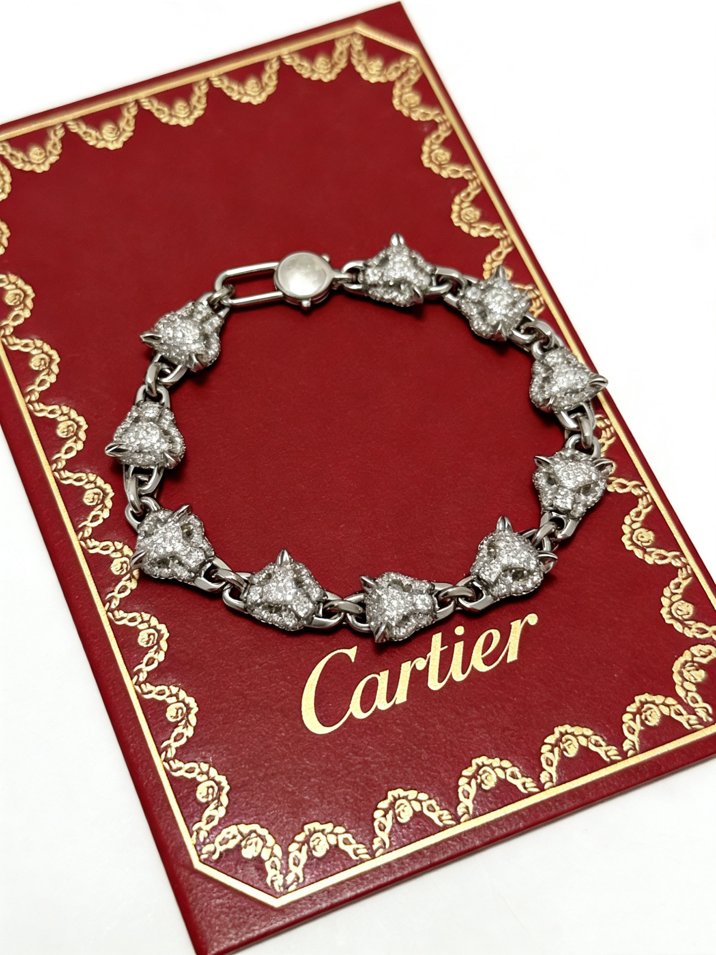 NO:678782,The new Cartier bracelet V gold material series is in perfect condition, with unparalleled details. The unique color is completely impeccable, and is decorated with a classic ring shape design. It is simple yet elegant and eye-catching. The pure handmade combination of V gold is more elegant and elegant. Same style for men and women. Size 18 20 22, fine jewelry, cartier, bracelet19860909新款卡地亚手链V金材质系列 品相完美,细节无敌,那种独特的色泽完全无可挑剔,再缀以经典指环外形设计,简约之余却又优雅夺目,V金纯手工的组合更显气色,上手雅致动人.男女同款 码数18 20 22,饰品精品,cartier,bracelet,Jewelry