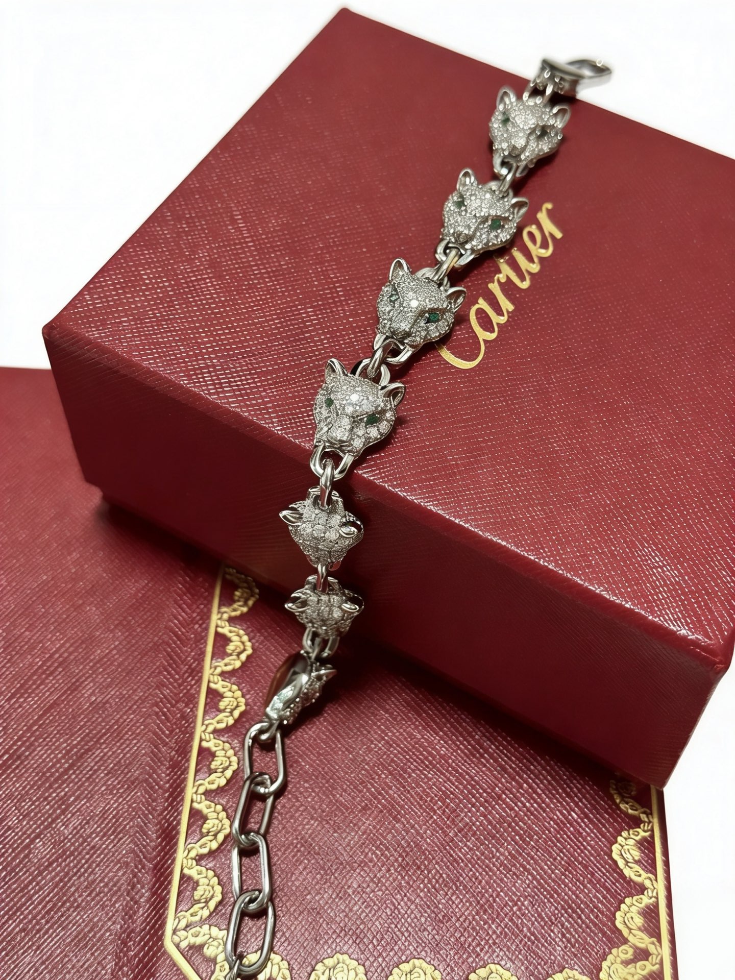 Cartier 新款卡地亚手链V金材质系列 品相完美 细节无敌 那种独特的色泽完全无可挑剔 再缀以 指环外形设计