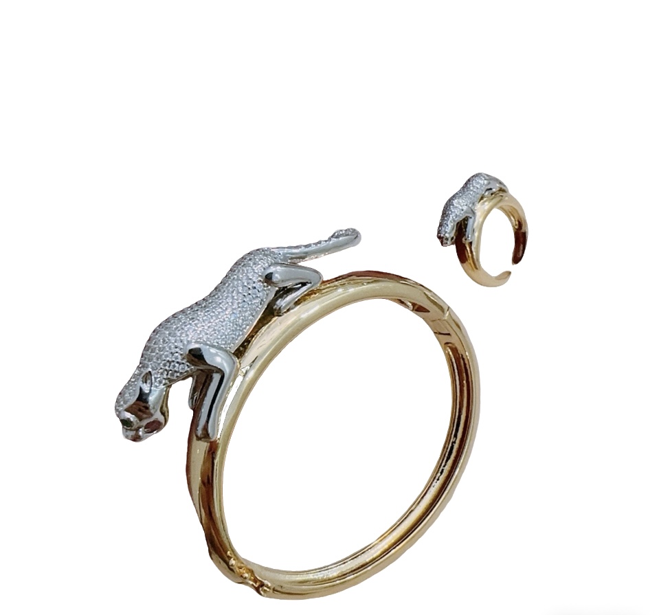 Cartier 卡地亚戒指V金材质系列 品相完美 细节无敌 那种独特的色泽完全无可挑剔 再缀以 指环外形设计