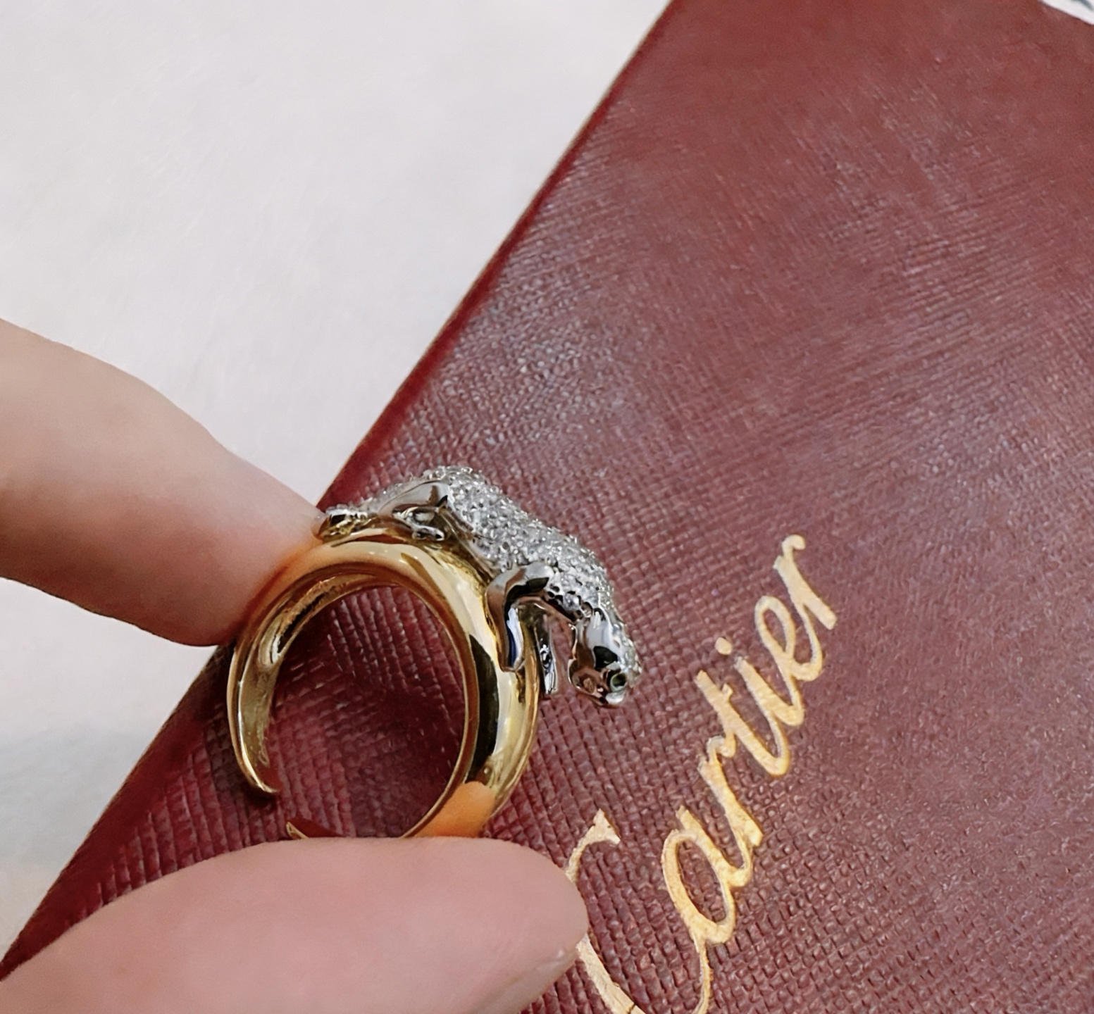 Cartier 卡地亚戒指V金材质系列 品相完美 细节无敌 那种独特的色泽完全无可挑剔 再缀以 指环外形设计