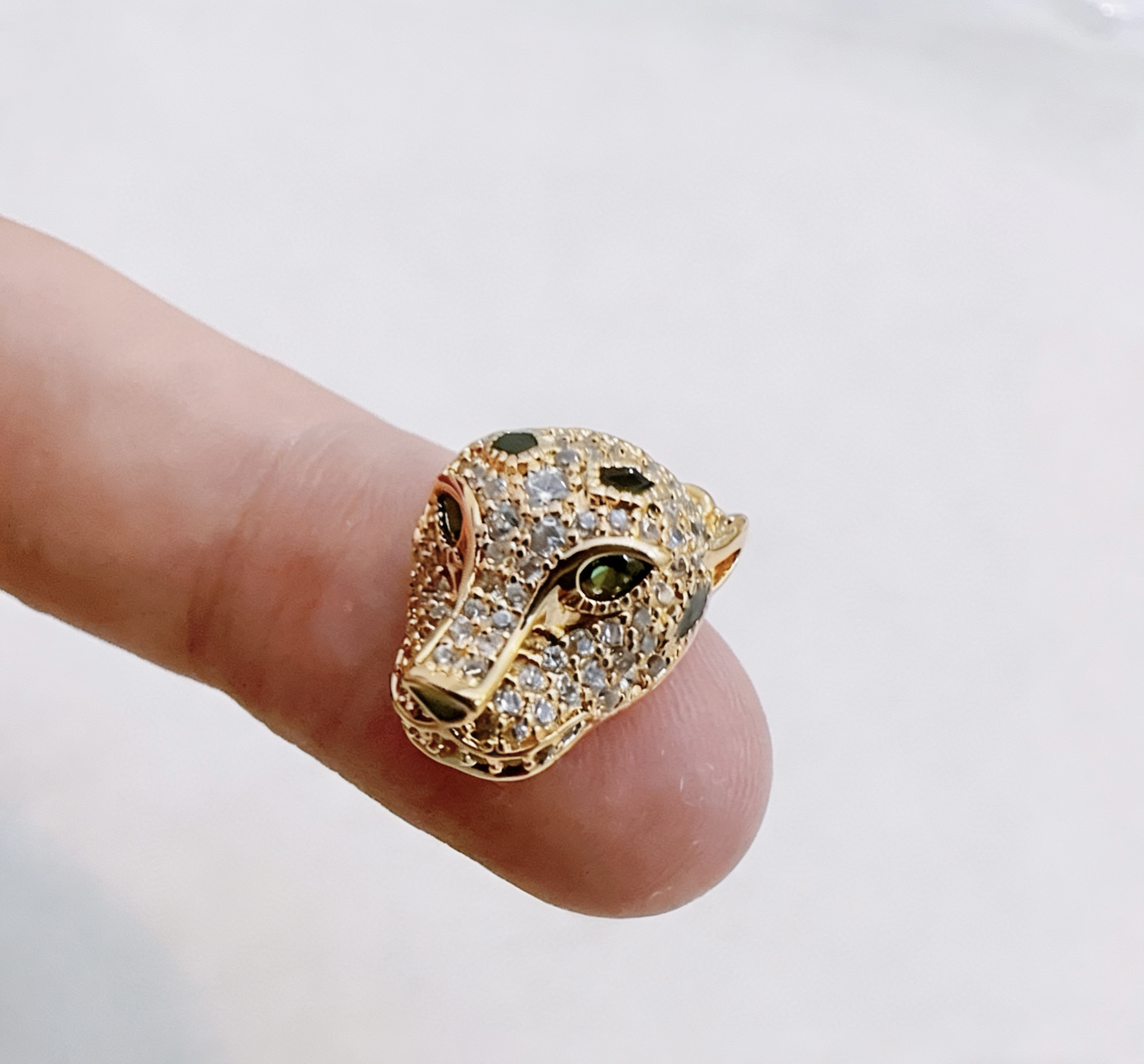 Cartier 卡地亚项链V金材质系列 品相完美 细节无敌 那种独特的色泽完全无可挑剔 再缀以 指环外形设计