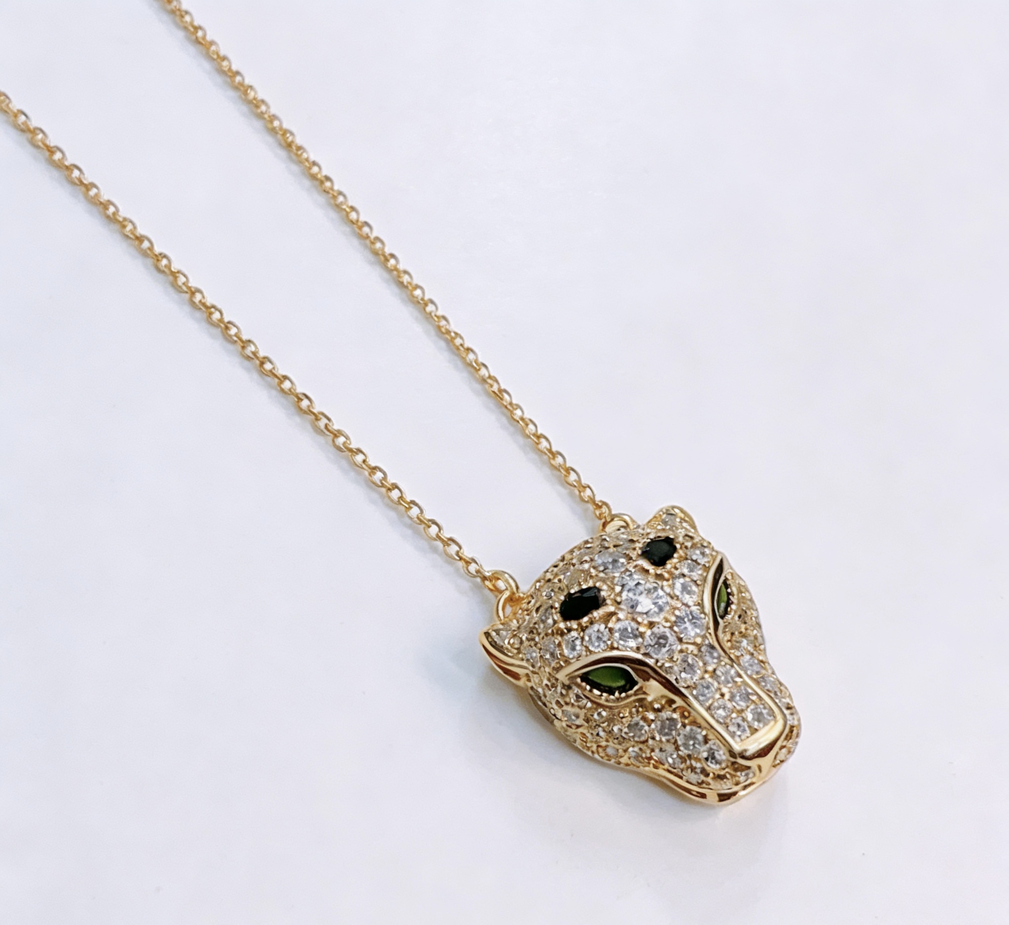 Cartier 卡地亚项链V金材质系列 品相完美 细节无敌 那种独特的色泽完全无可挑剔 再缀以 指环外形设计