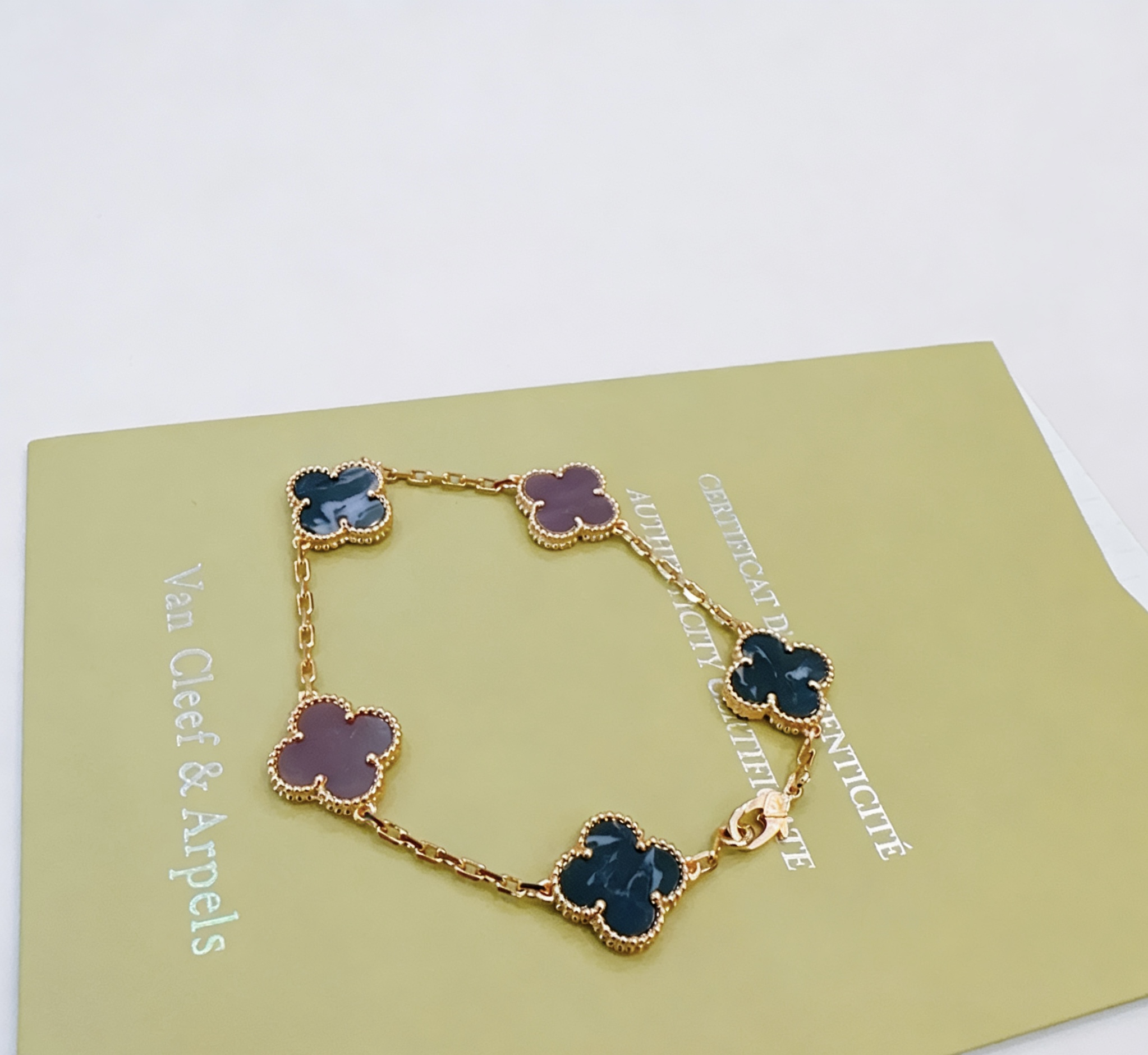 Van Cleef Arpels Bracelet Vintage Alhambra Or jaune avec motifs pietersite bleu foncé et trèfle rhodonite violette 18cm