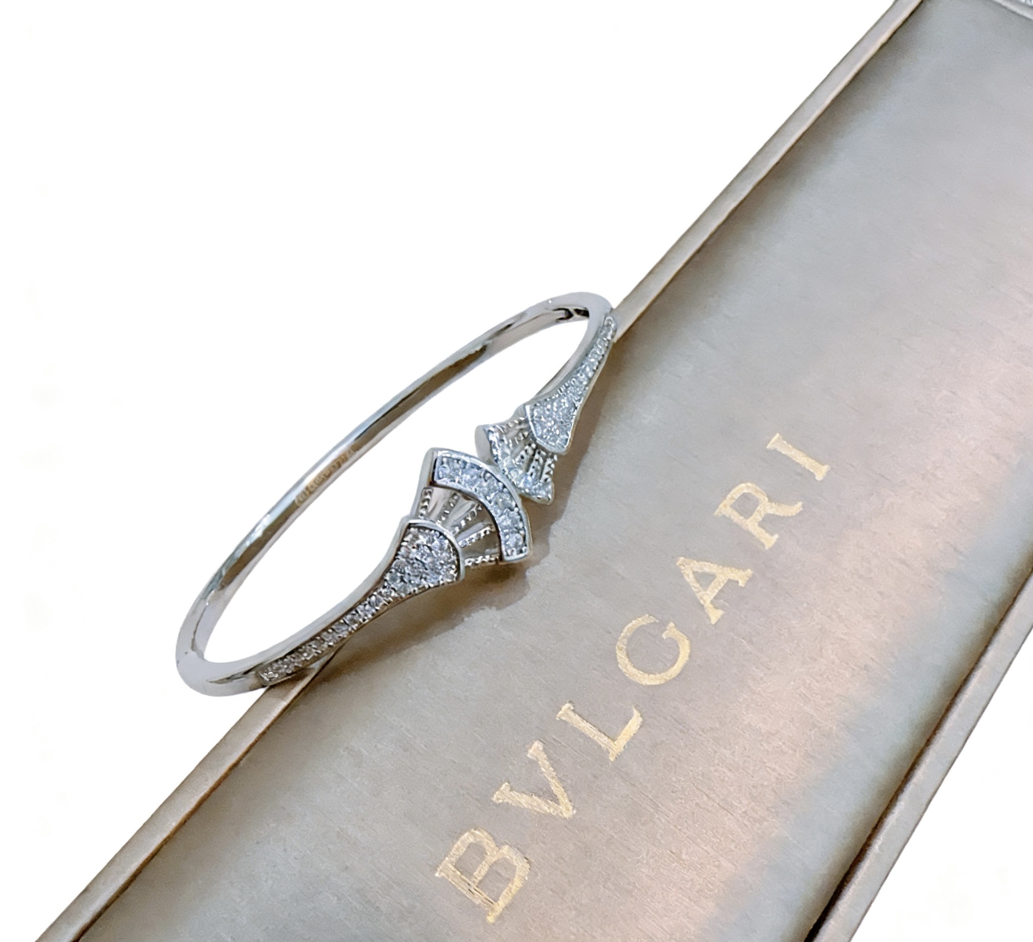 Bvlgari 宝格丽手链手镯V金材质 BVLGARI宝格丽 DIVAS‘ DREAM 系列 品相完美