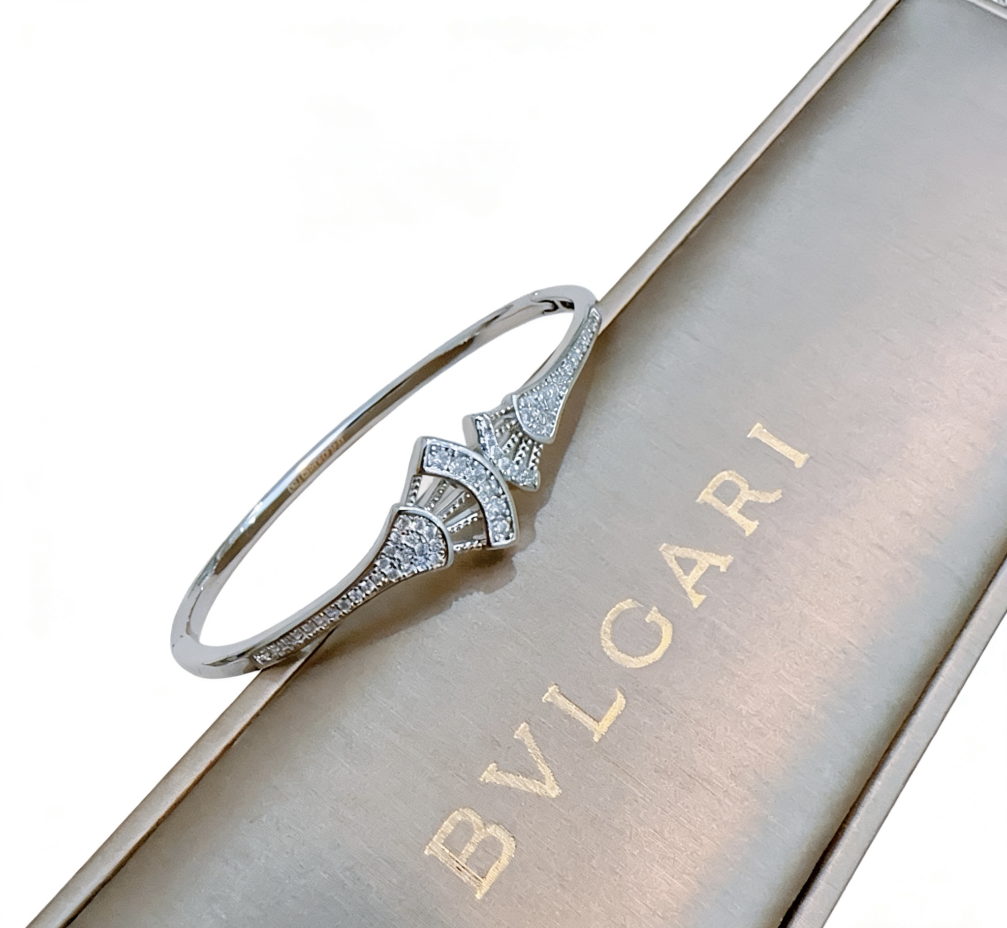 Bvlgari 宝格丽手链手镯V金材质 BVLGARI宝格丽 DIVAS‘ DREAM 系列 品相完美