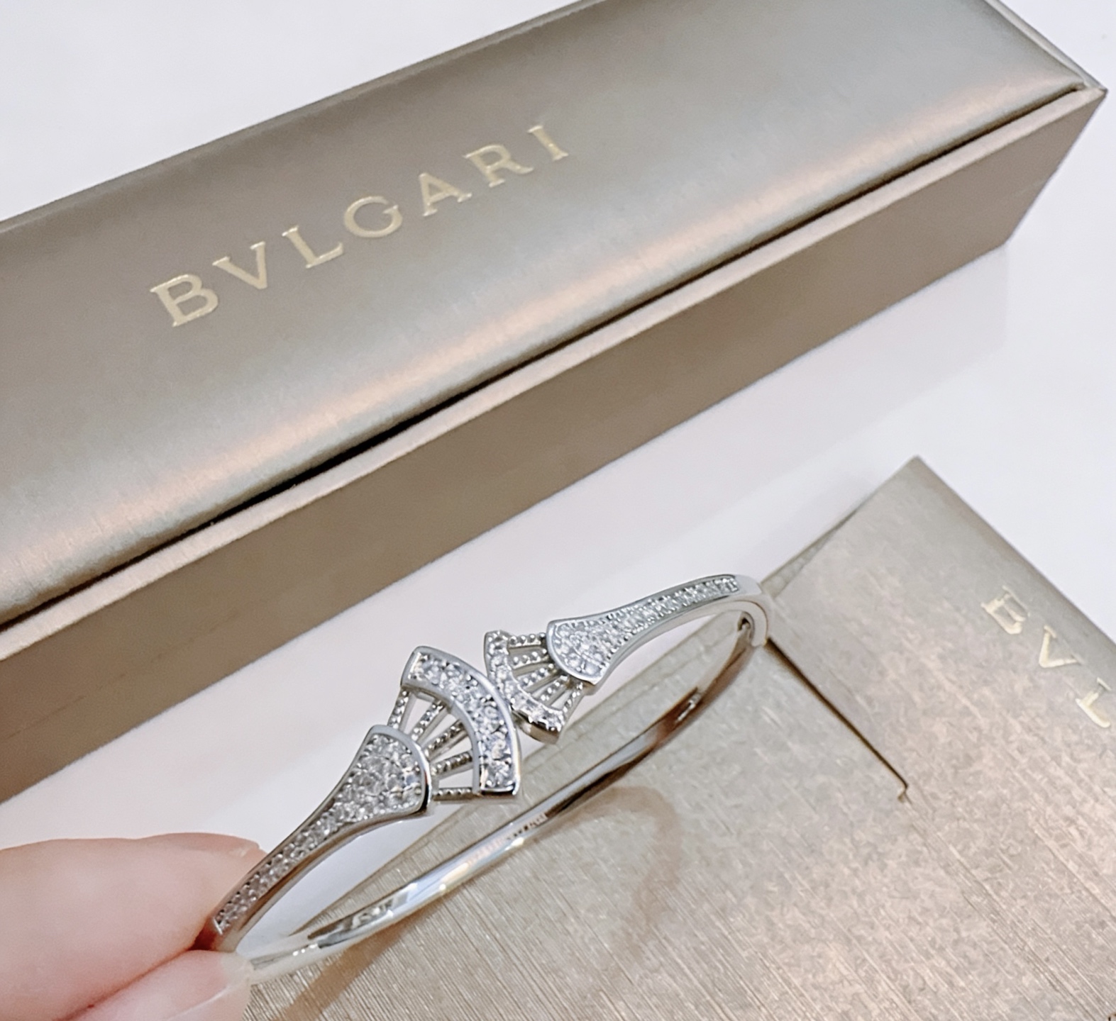 Bvlgari 宝格丽手链手镯V金材质 BVLGARI宝格丽 DIVAS‘ DREAM 系列 品相完美