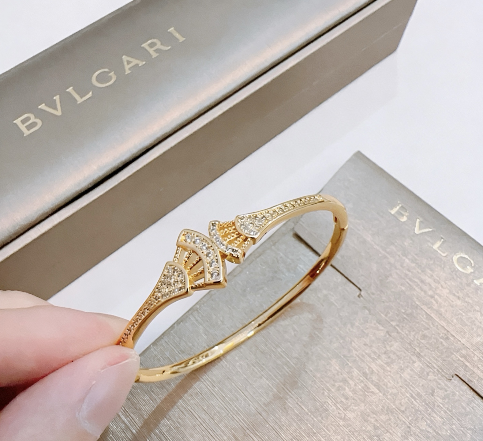 Bvlgari 宝格丽手链手镯V金材质 BVLGARI宝格丽 DIVAS‘ DREAM 系列 品相完美