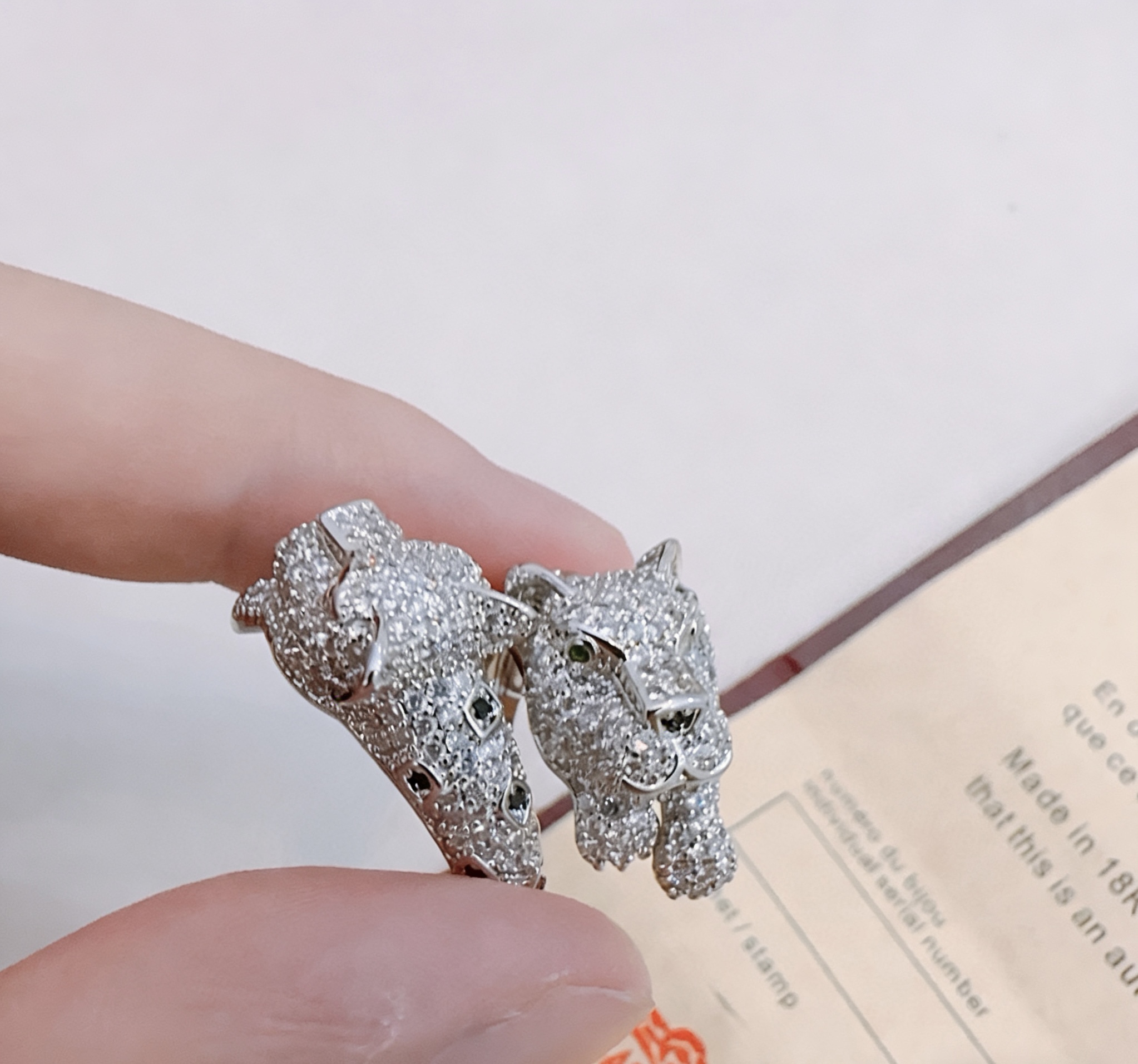 Cartier 卡地亚戒指V金材质系列 品相完美 细节无敌 那种独特的色泽完全无可挑剔 再缀以 指环外形设计