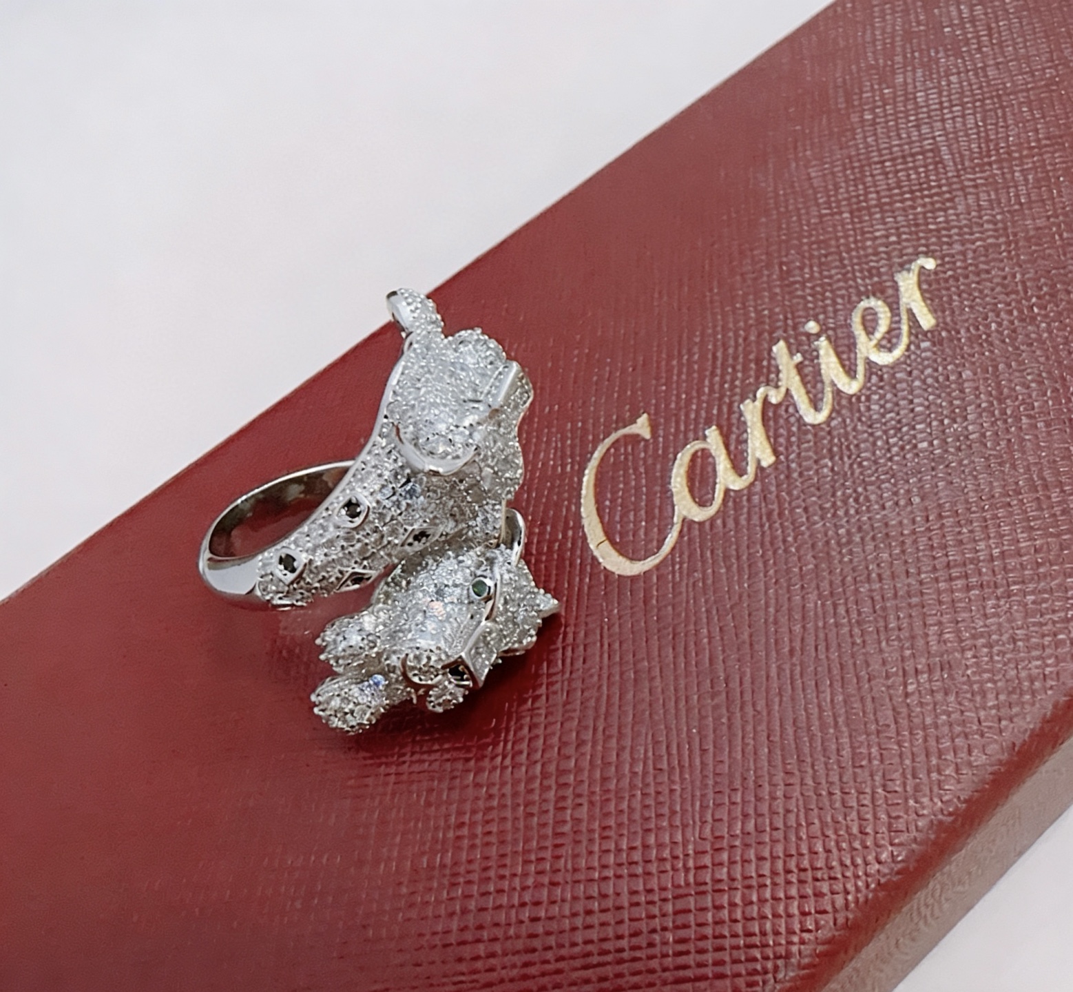 Cartier 卡地亚戒指V金材质系列 品相完美 细节无敌 那种独特的色泽完全无可挑剔 再缀以 指环外形设计