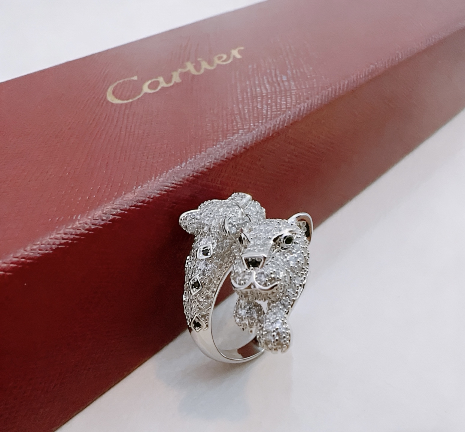 Cartier 卡地亚戒指V金材质系列 品相完美 细节无敌 那种独特的色泽完全无可挑剔 再缀以 指环外形设计