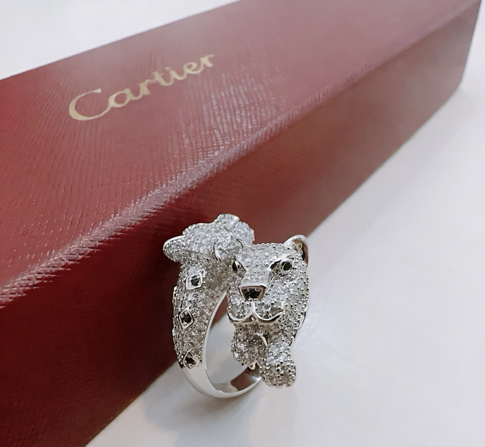 Cartier 卡地亚戒指V金材质系列 品相完美 细节无敌 那种独特的色泽完全无可挑剔 再缀以 指环外形设计