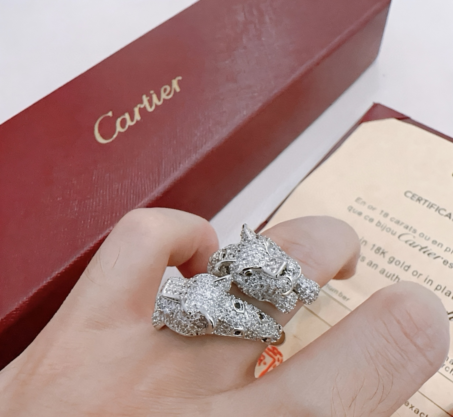 Cartier 卡地亚戒指V金材质系列 品相完美 细节无敌 那种独特的色泽完全无可挑剔 再缀以 指环外形设计