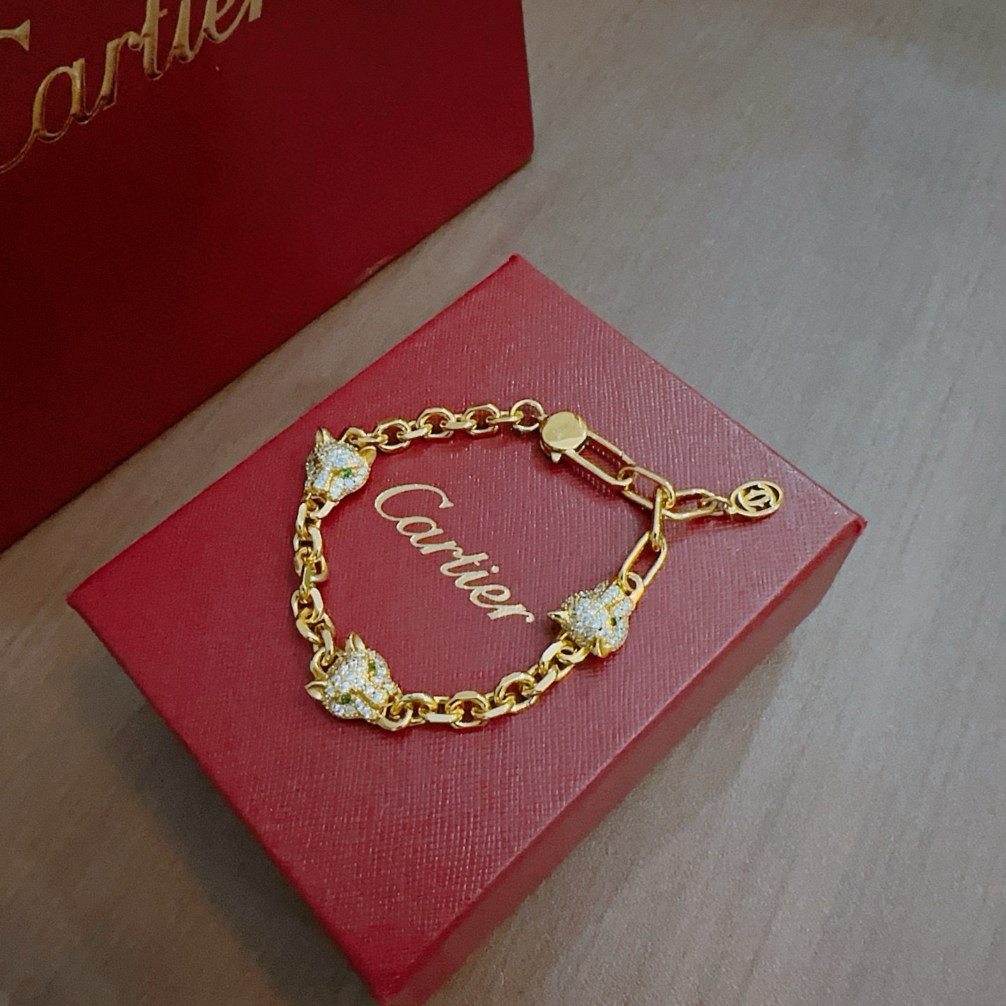 NO:705359,The new Cartier bracelet V gold material series is in perfect condition, with unparalleled details. The unique color is completely impeccable, and is decorated with a classic ring shape design. It is simple yet elegant and eye-catching. The pure handmade combination of V gold is more elegant and elegant. The same style for men and women, boutique jewelry, cartier, bracelet19860909新款卡地亚手链V金材质系列 品相完美,细节无敌,那种独特的色泽完全无可挑剔,再缀以经典指环外形设计,简约之余却又优雅夺目,V金纯手工的组合更显气色,上手雅致动人.男女同款,饰品精品,cartier,bracelet,Jewelry