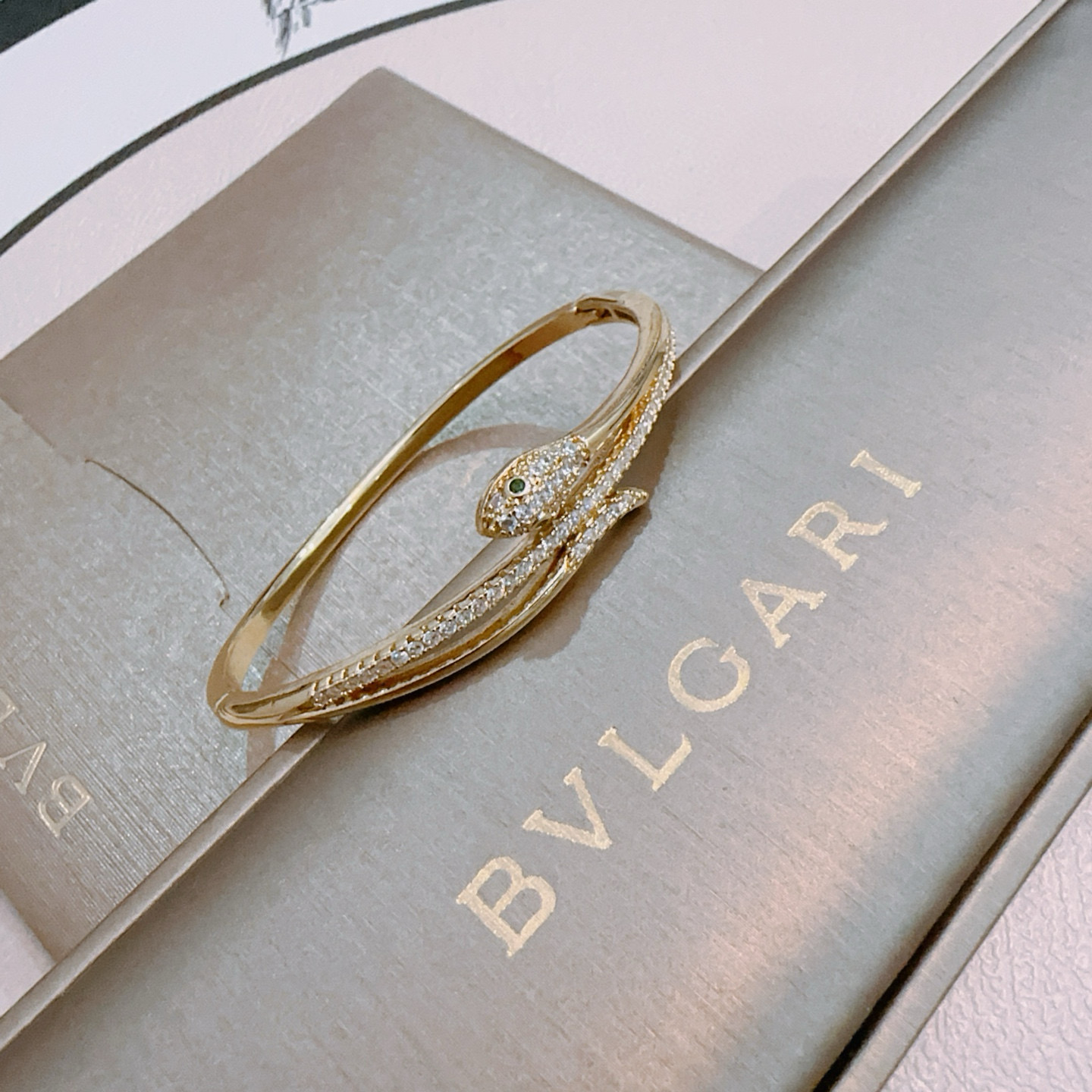 NO:705369,Bvlgari bracelet bracelet is made of V gold. BVLGARI DIVAS' DREAM series has perfect appearance, unparalleled details, and the unique color is completely impeccable. It is also decorated with a classic ring shape design, which is simple yet elegant and eye-catching. The pure handmade combination of V gold is more elegant and elegant. Same style for men and women. Bvlgari bracelet, boutique jewelry, bottega  veneta,bvlgari,bvlgari,bracelet,bracelet19860909宝格丽手链手镯V金材质.BVLGARI宝格丽 DIVAS‘ DREAM 系列 品相完美,细节无敌,那种独特的色泽完全无可挑剔,再缀以经典指环外形设计,简约之余却又优雅夺目,V金纯手工的组合更显气色,上手雅致动人.男女同款 宝格丽手链,饰品精品,bottega veneta,bvlgari,bvlgari,bracelet,bracelet,Jewelry