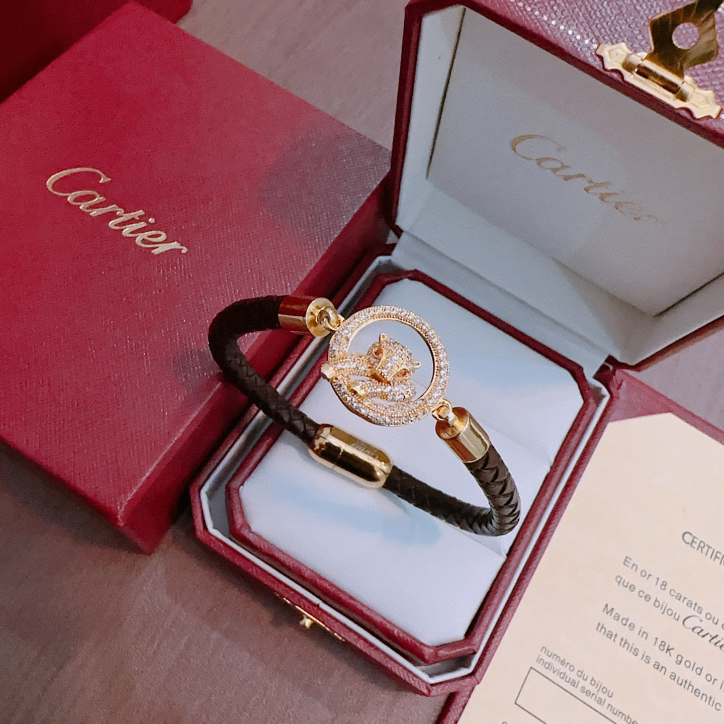 NO:705384,Cartier Bracelet Bracelet V gold cowhide material series is in perfect condition, with unparalleled details. The unique color is completely impeccable, and is decorated with a classic ring shape design. It is simple yet elegant and eye-catching. The pure handmade combination of V gold is more elegant and elegant. Same style for men and women. Cartier bracelet, jewelry boutique, cartier, bracelet, bracelet, cowhide19860909卡地亚手链手镯V金牛皮材质系列 品相完美,细节无敌,那种独特的色泽完全无可挑剔,再缀以经典指环外形设计,简约之余却又优雅夺目,V金纯手工的组合更显气色,上手雅致动人.男女同款 卡地亚手链,饰品精品,cartier,bracelet,bracelet,cowhide,Jewelry