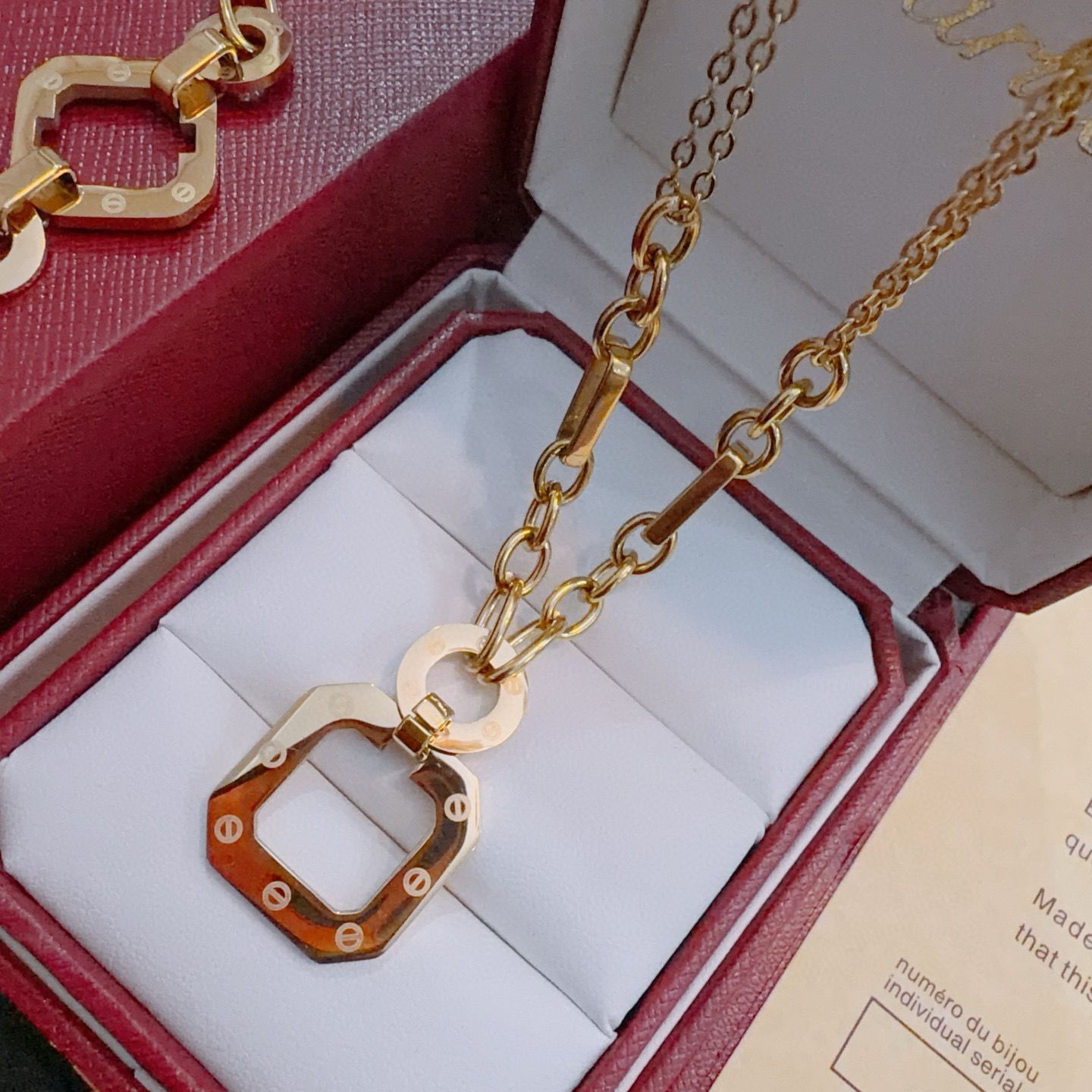 Cartier 项链 新款卡地亚套装项链耳环手链戒指（泰钢材质）系列 那种独特的色泽完全无可挑剔