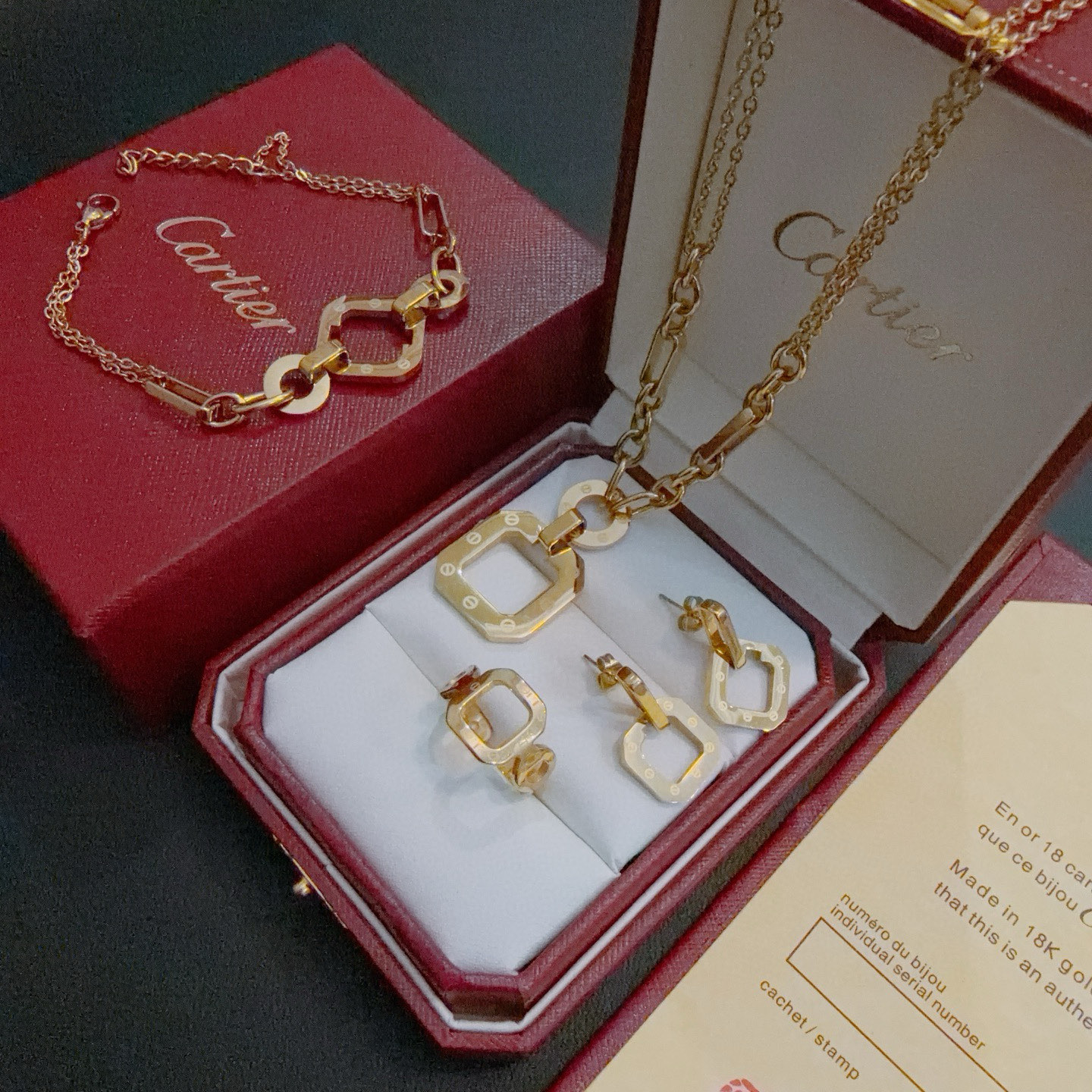 Cartier 项链 新款卡地亚套装项链耳环手链戒指（泰钢材质）系列 那种独特的色泽完全无可挑剔